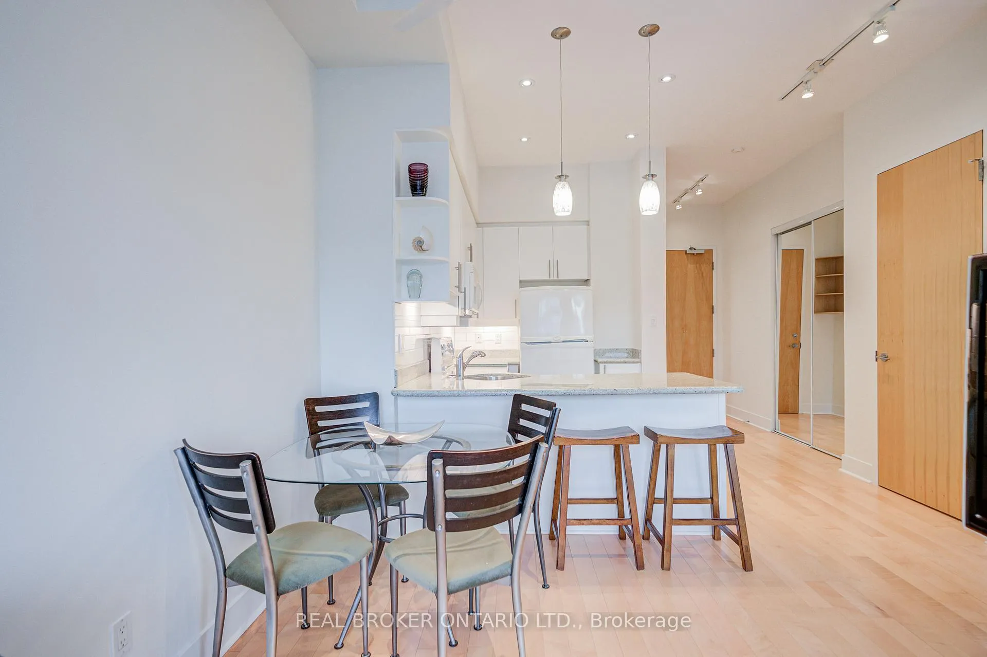 Photo 15 of Unit 406, 562 Eglinton Avenue E, Toronto, Mount Pleasant East — HOMEH