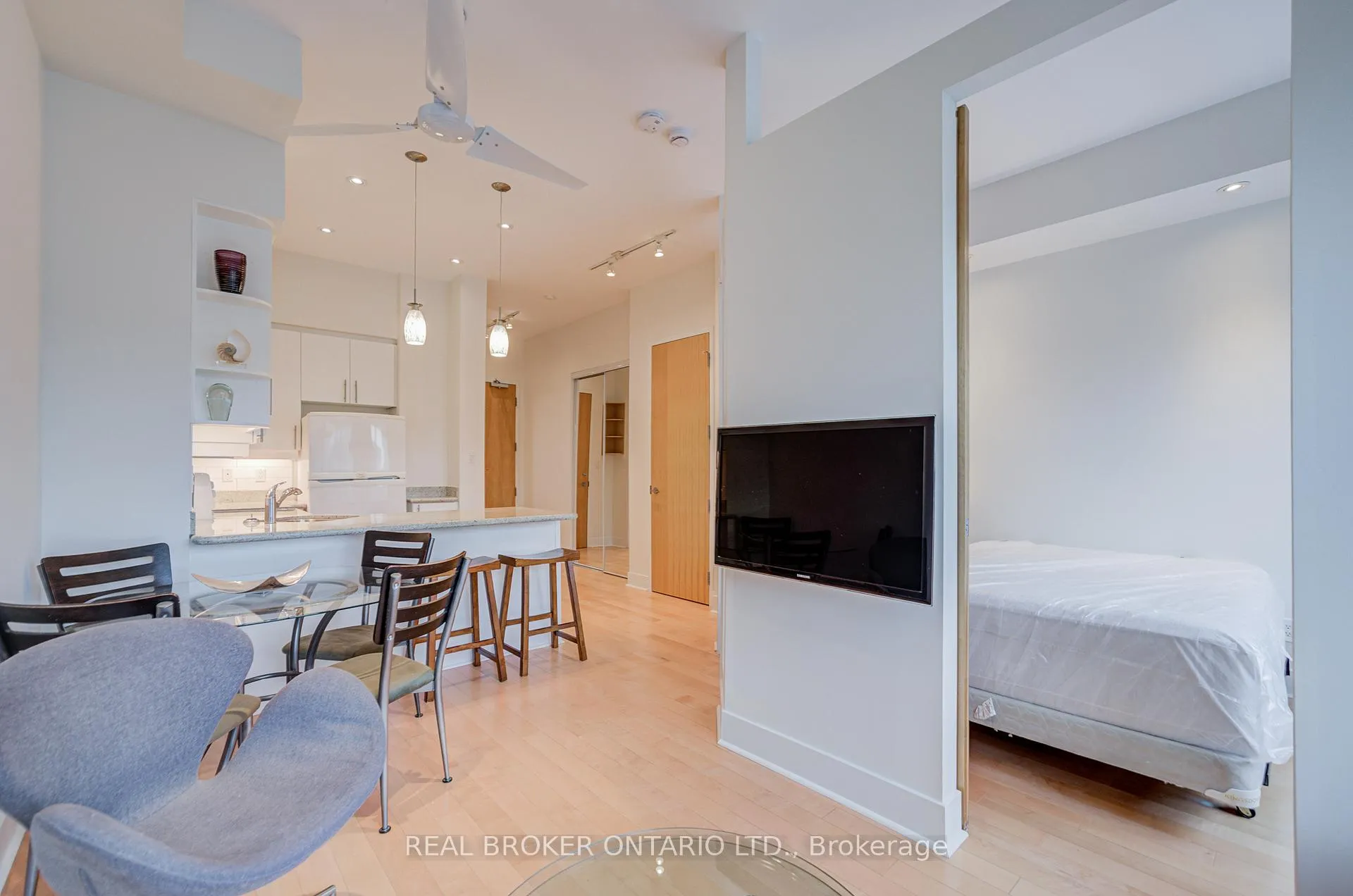 Photo 17 of Unit 406, 562 Eglinton Avenue E, Toronto, Mount Pleasant East — HOMEH