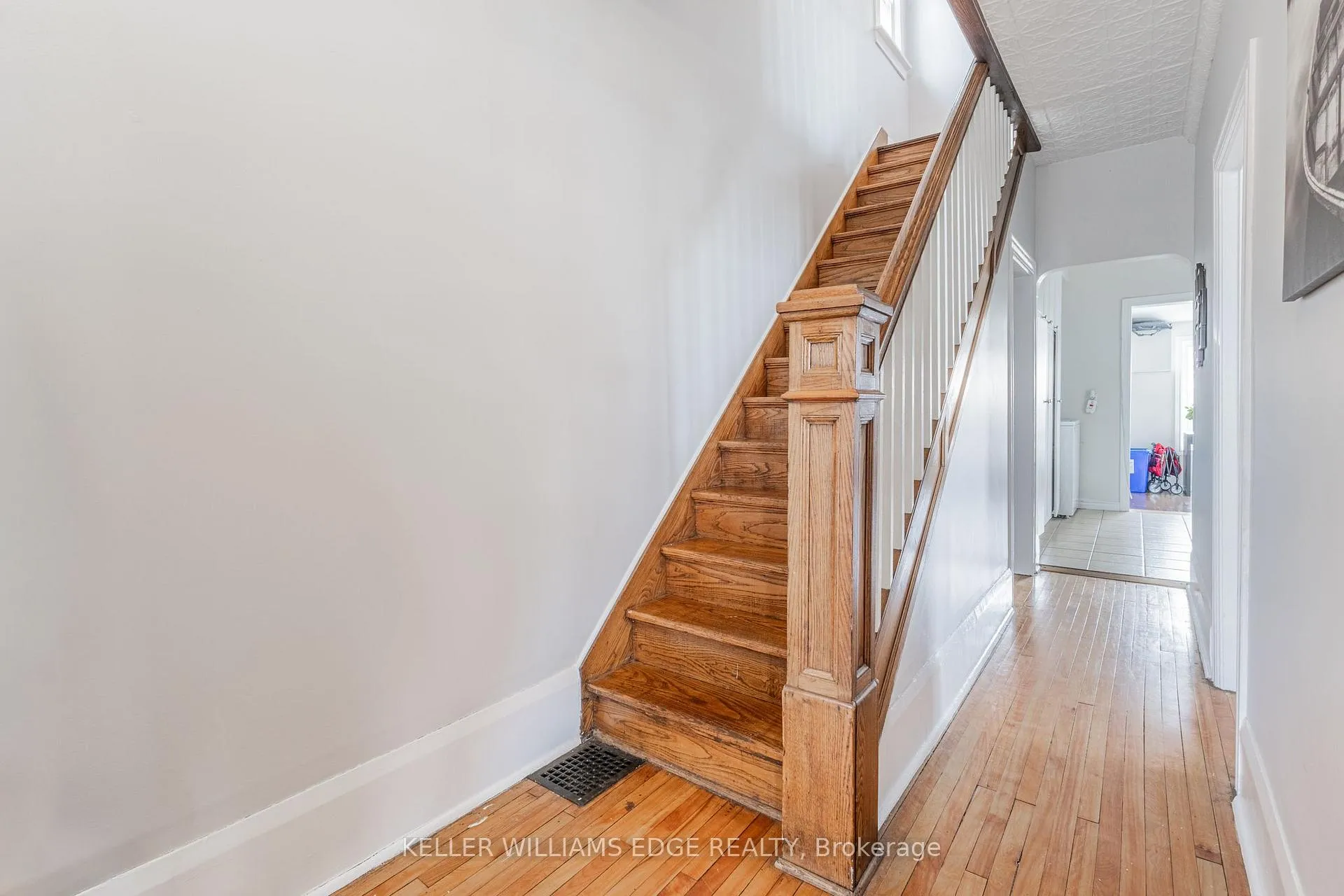 Photo 3 of 20 Cambridge Avenue, Hamilton, Crown Point — HOMEH
