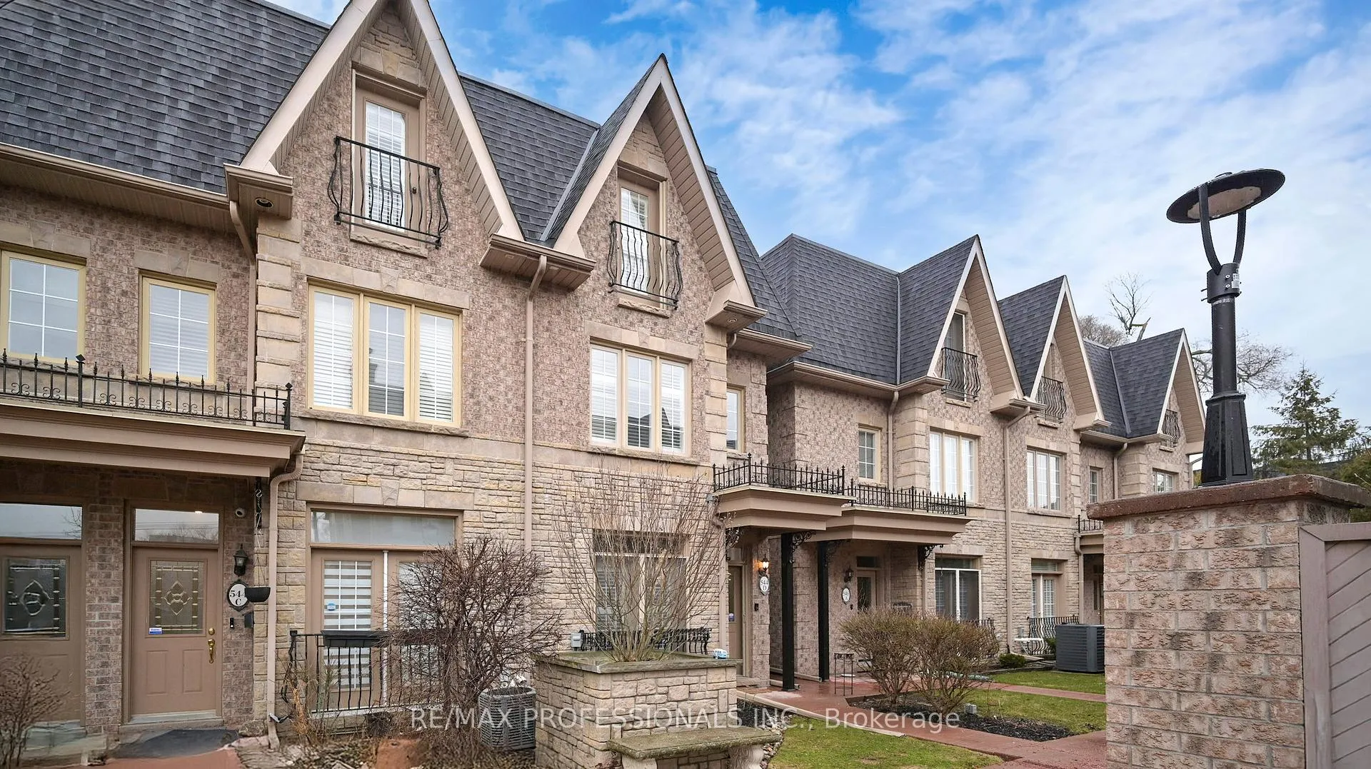 Photo 1 of 544D Scarlett Road, Etobicoke, Humber Heights — HOMEH