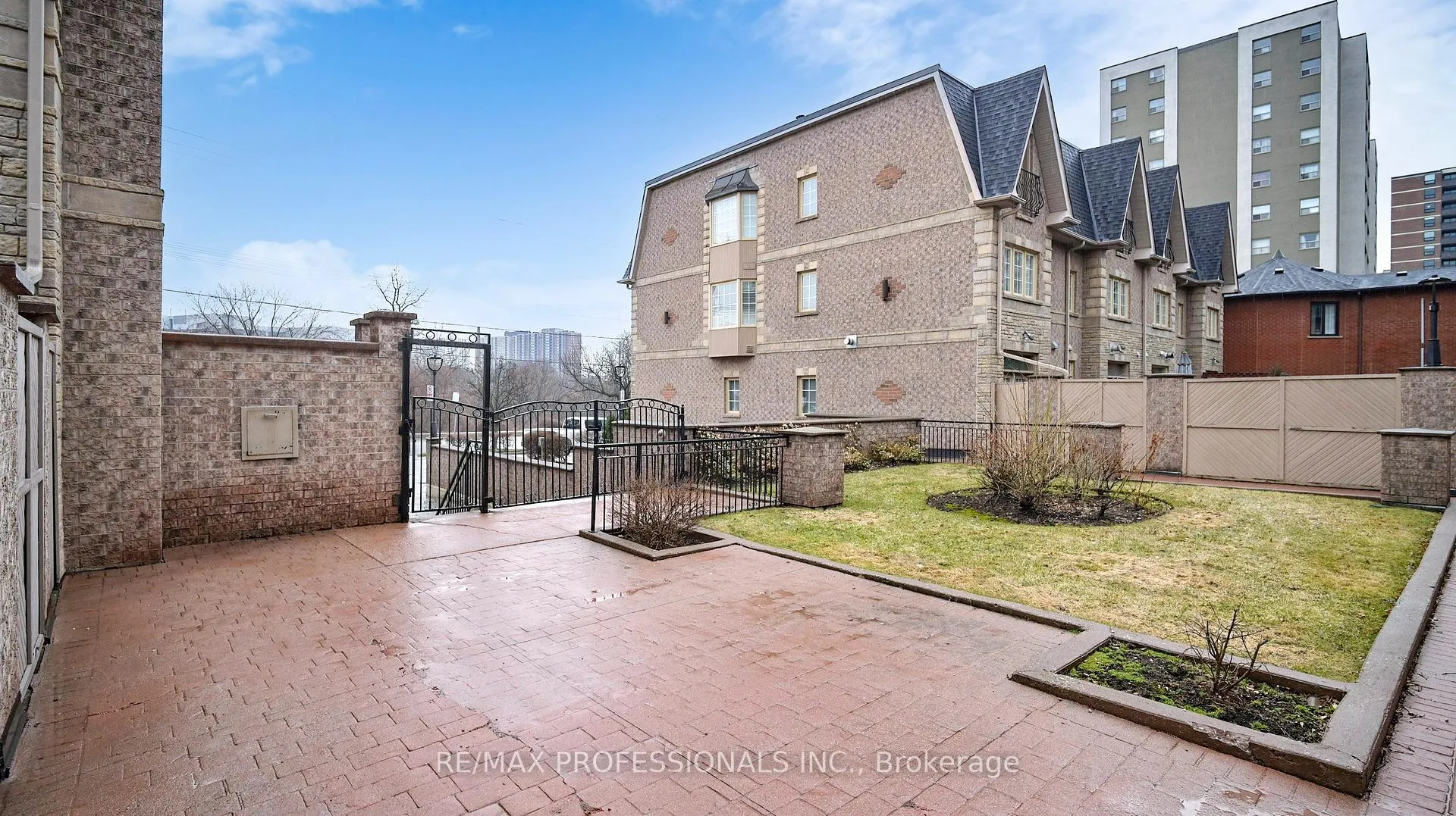 Photo 2 of 544D Scarlett Road, Etobicoke, Humber Heights — HOMEH