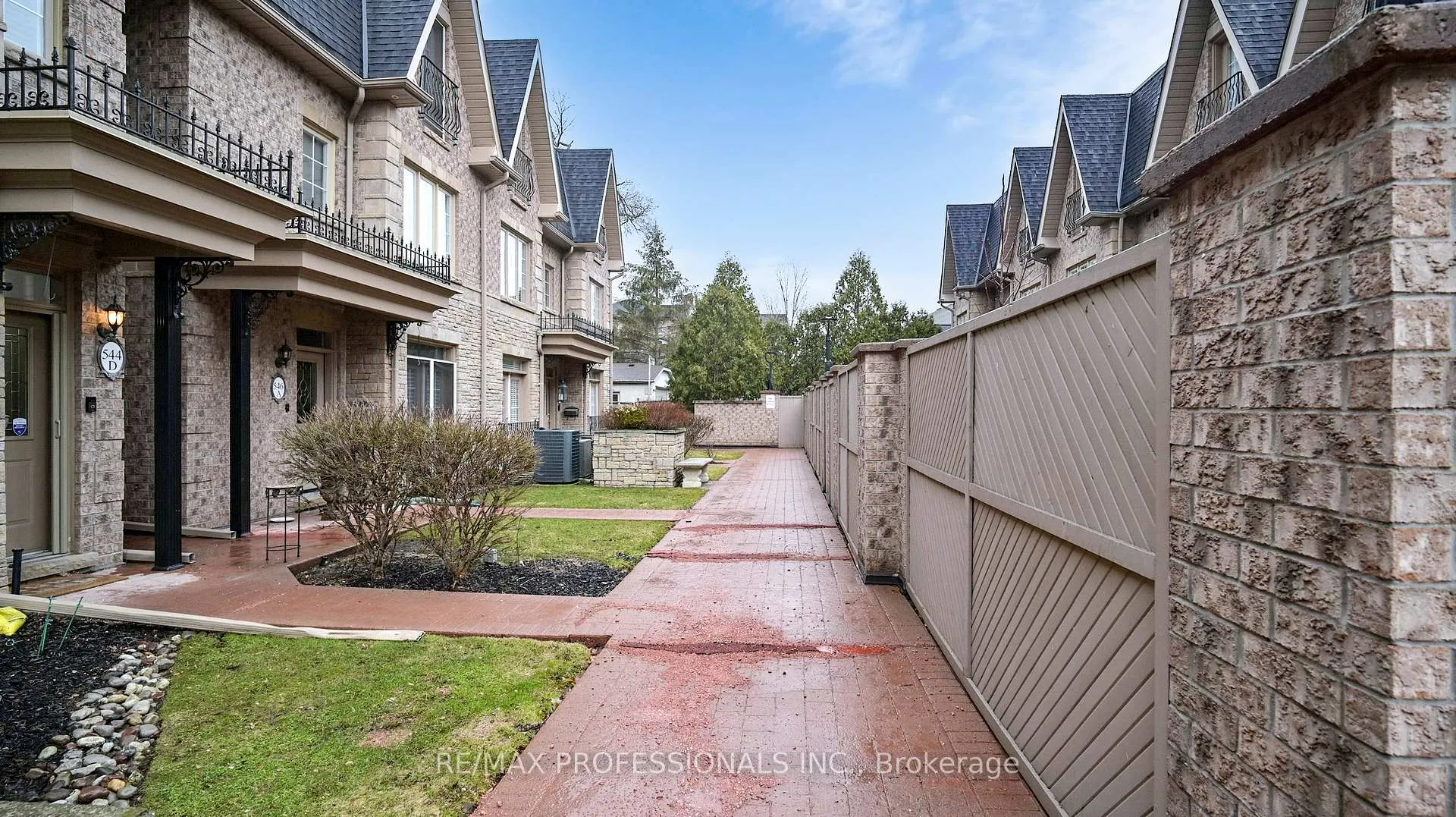 Photo 3 of 544D Scarlett Road, Etobicoke, Humber Heights — HOMEH