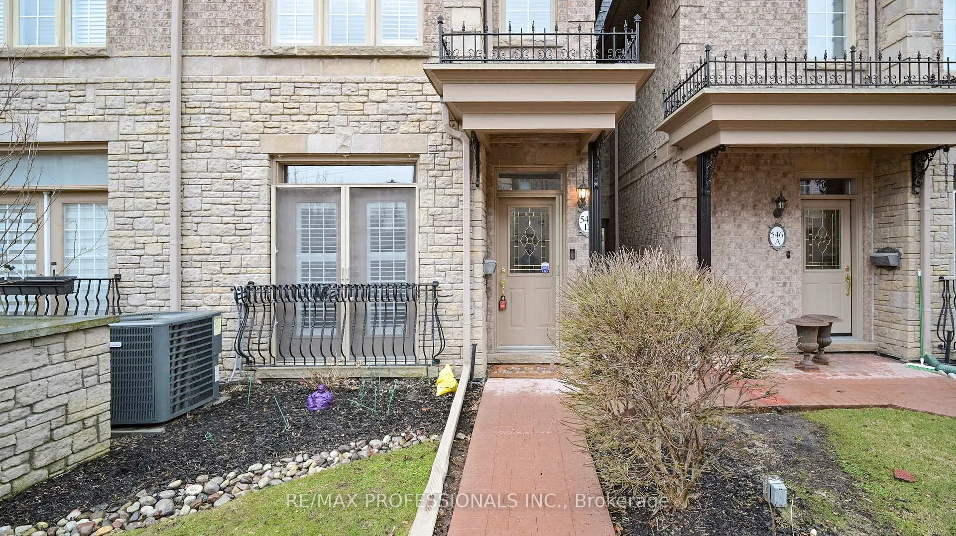 Photo 4 of 544D Scarlett Road, Etobicoke, Humber Heights — HOMEH