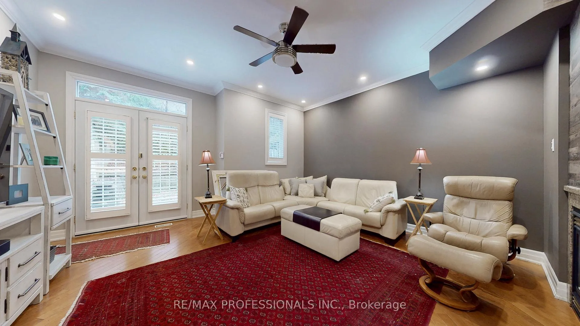 Photo 5 of 544D Scarlett Road, Etobicoke, Humber Heights — HOMEH