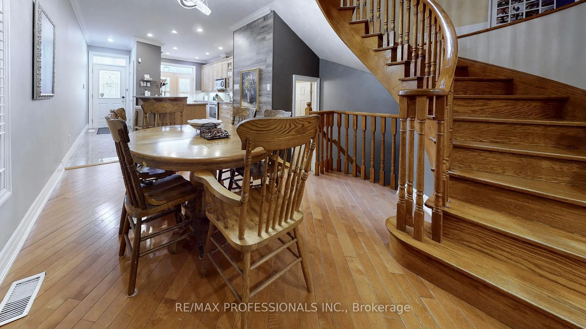 Photo 11 of 544D Scarlett Road, Etobicoke, Humber Heights — HOMEH