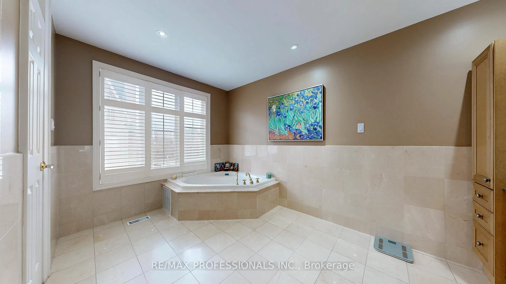 Photo 22 of 544D Scarlett Road, Etobicoke, Humber Heights — HOMEH