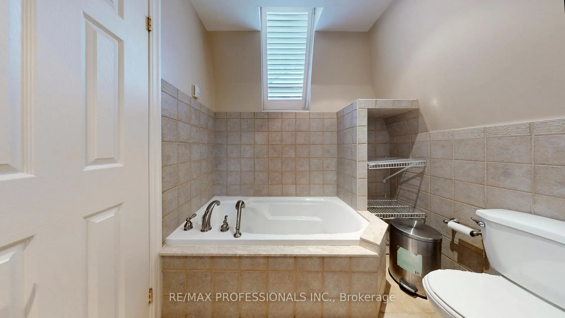 Photo 31 of 544D Scarlett Road, Etobicoke, Humber Heights — HOMEH