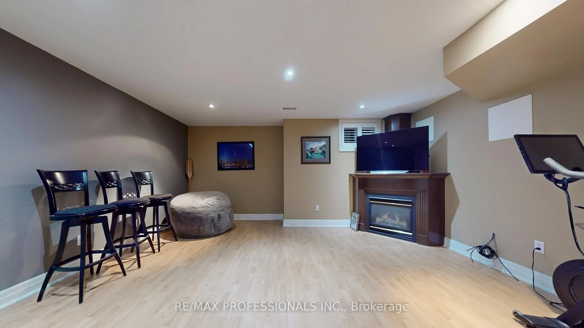 Photo 36 of 544D Scarlett Road, Etobicoke, Humber Heights — HOMEH