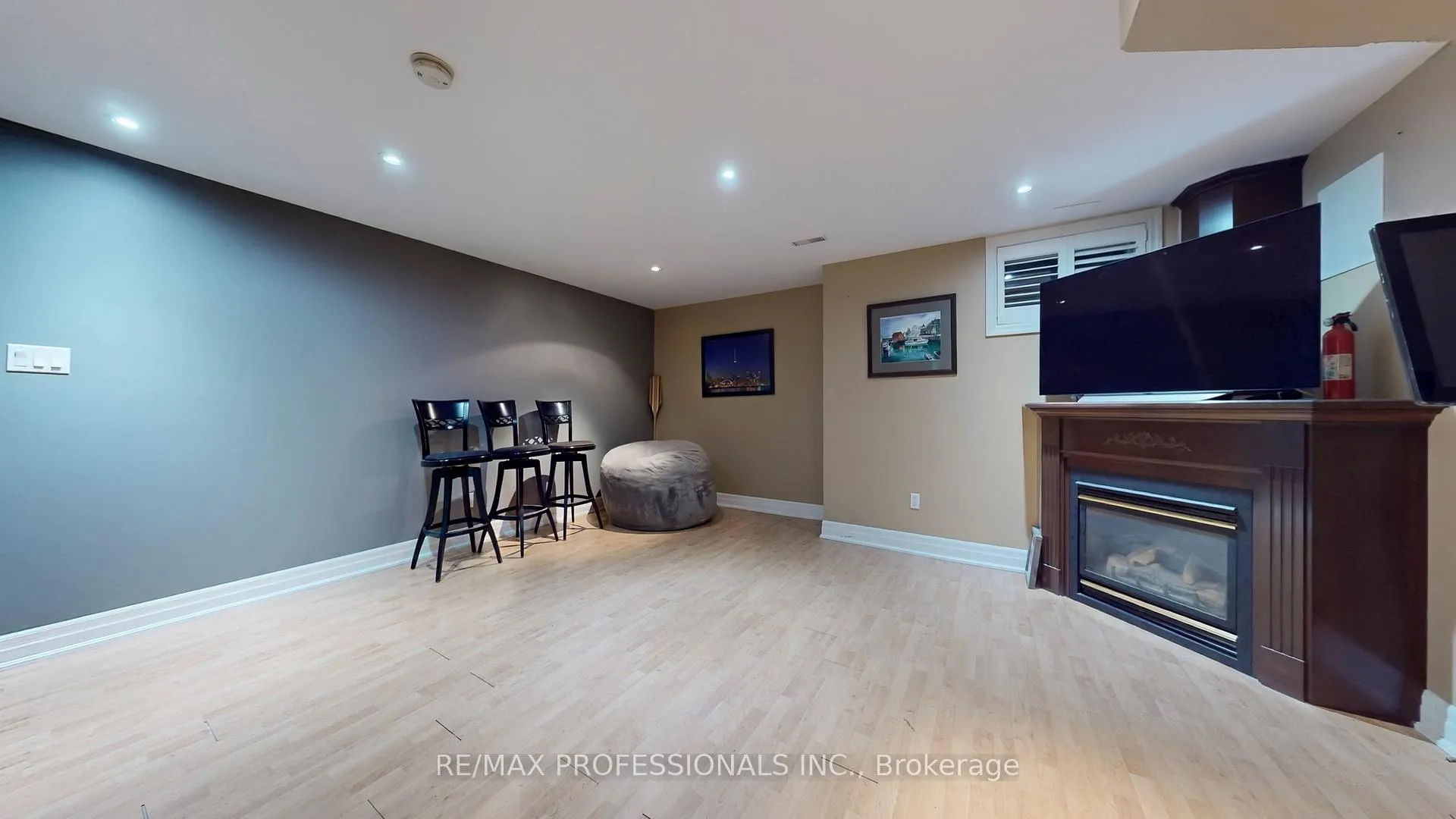 Photo 37 of 544D Scarlett Road, Etobicoke, Humber Heights — HOMEH