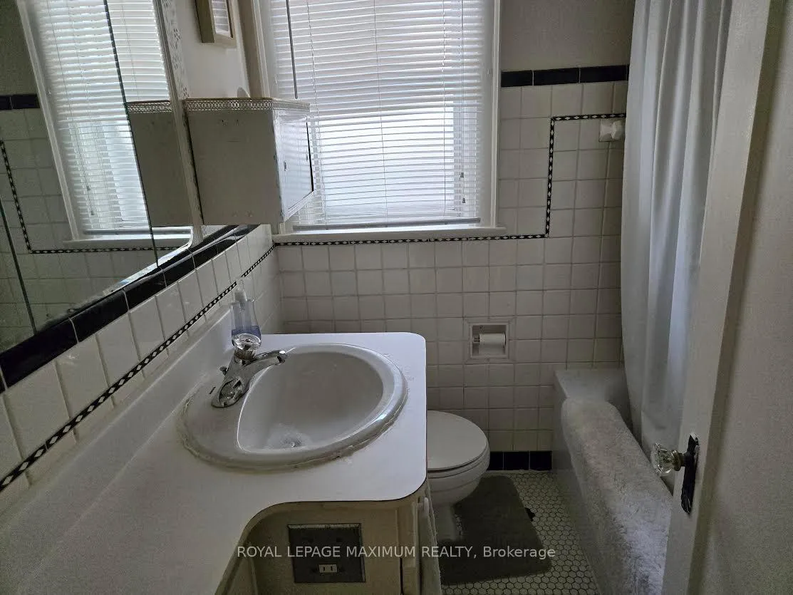 Photo 9 of 26 Landour Avenue, Toronto, Keelesdale-Eglinton West — HOMEH