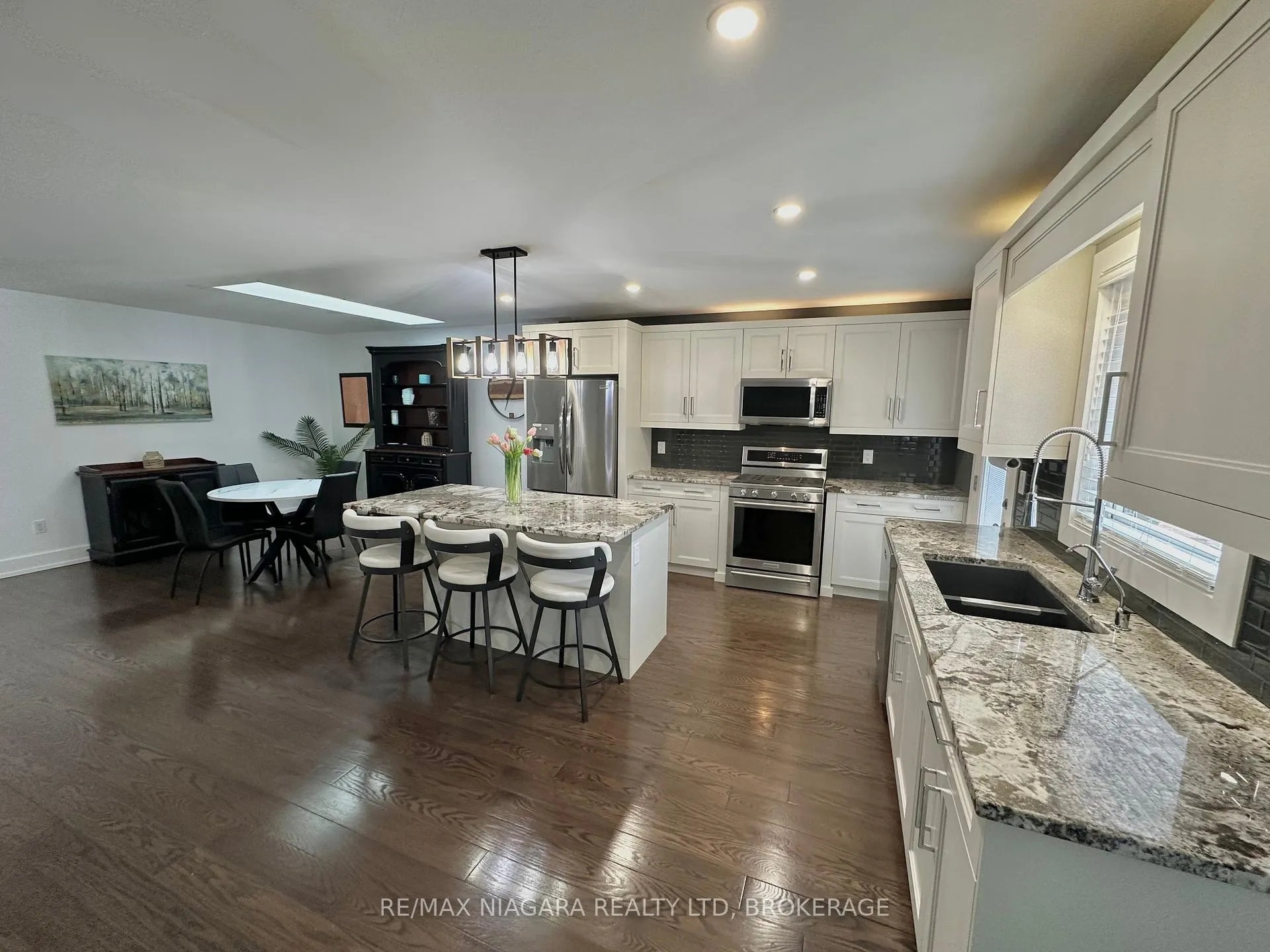 Photo 5 of 30 Renfield Street, Port Colborne, Sugarloaf — HOMEH