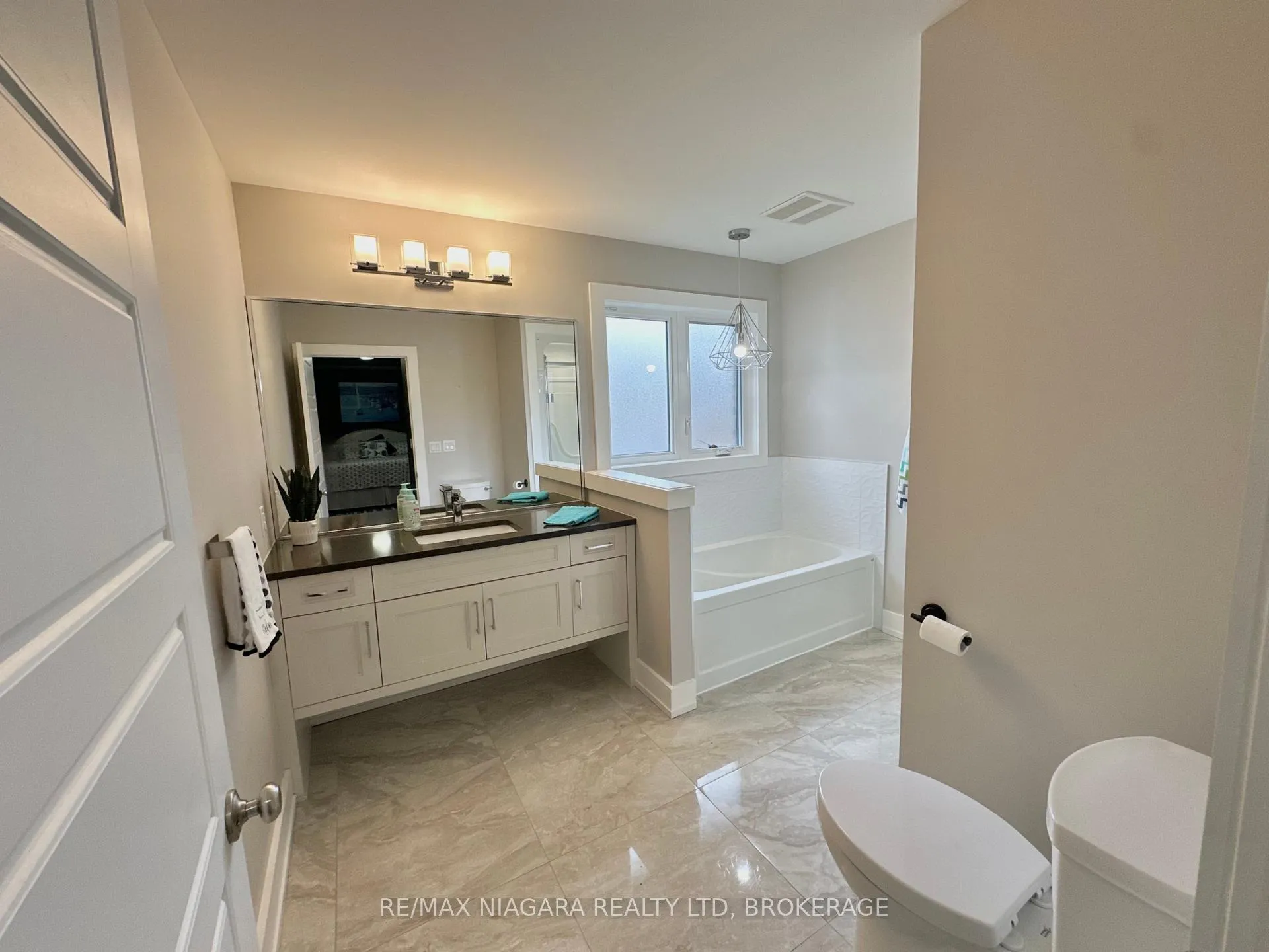 Photo 12 of 30 Renfield Street, Port Colborne, Sugarloaf — HOMEH