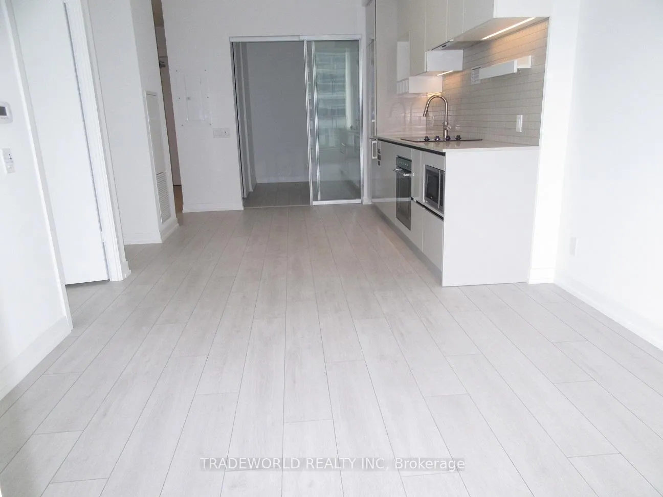 Photo 2 of Unit 805, 5 Buttermill Avenue, Vaughan, Concord — HOMEH