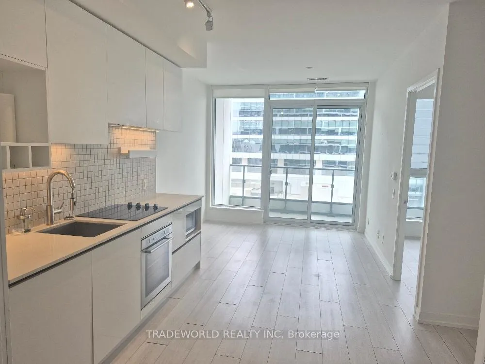 Photo 3 of Unit 805, 5 Buttermill Avenue, Vaughan, Concord — HOMEH