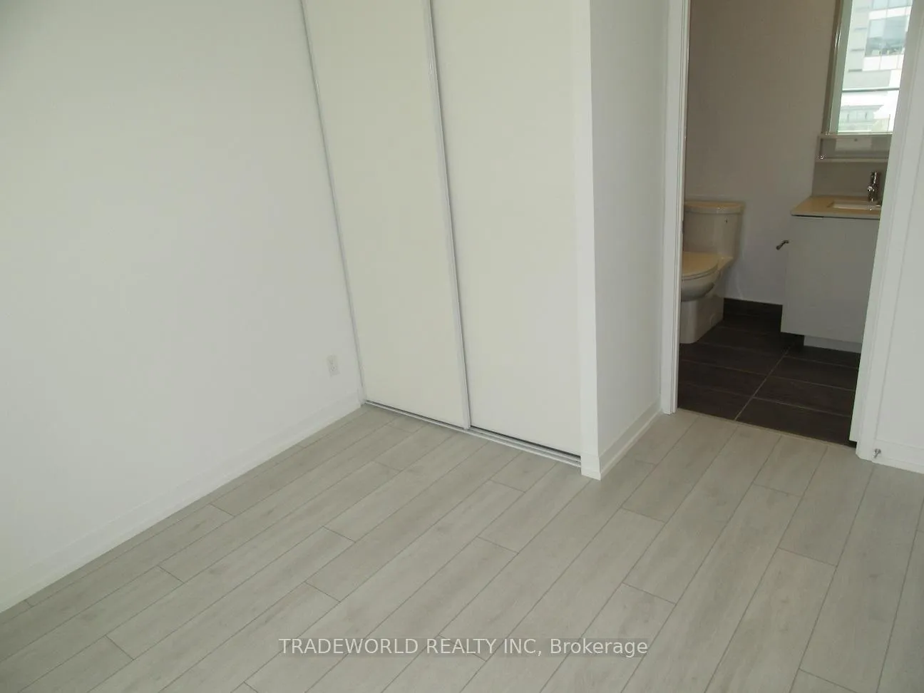 Photo 8 of Unit 805, 5 Buttermill Avenue, Vaughan, Concord — HOMEH