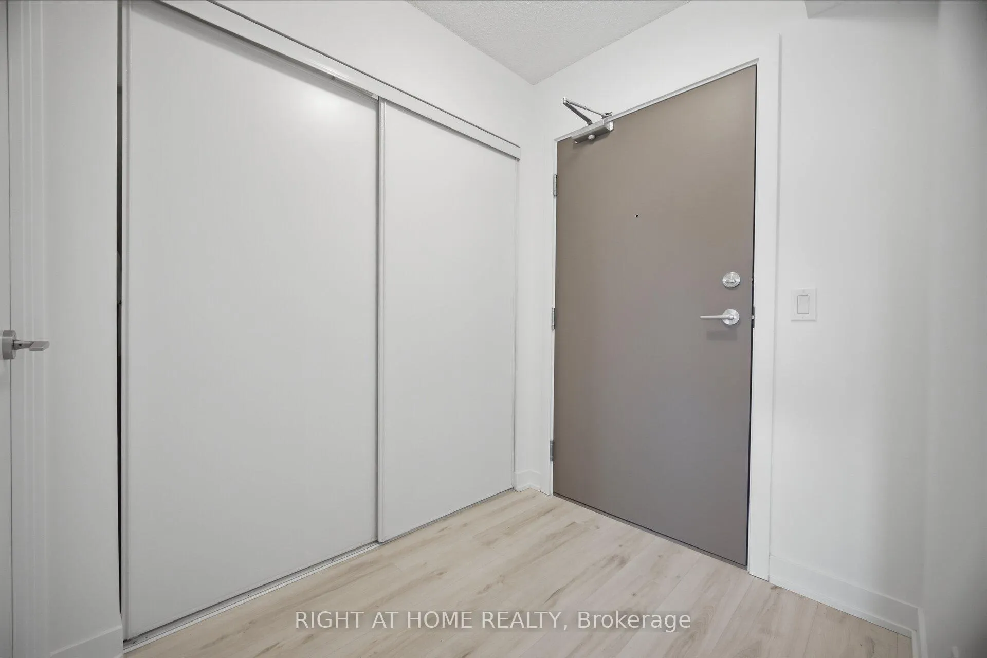 Photo 4 of Unit 2307, 1010 Sandy Beach Road, Pickering, Bay Ridges — HOMEH