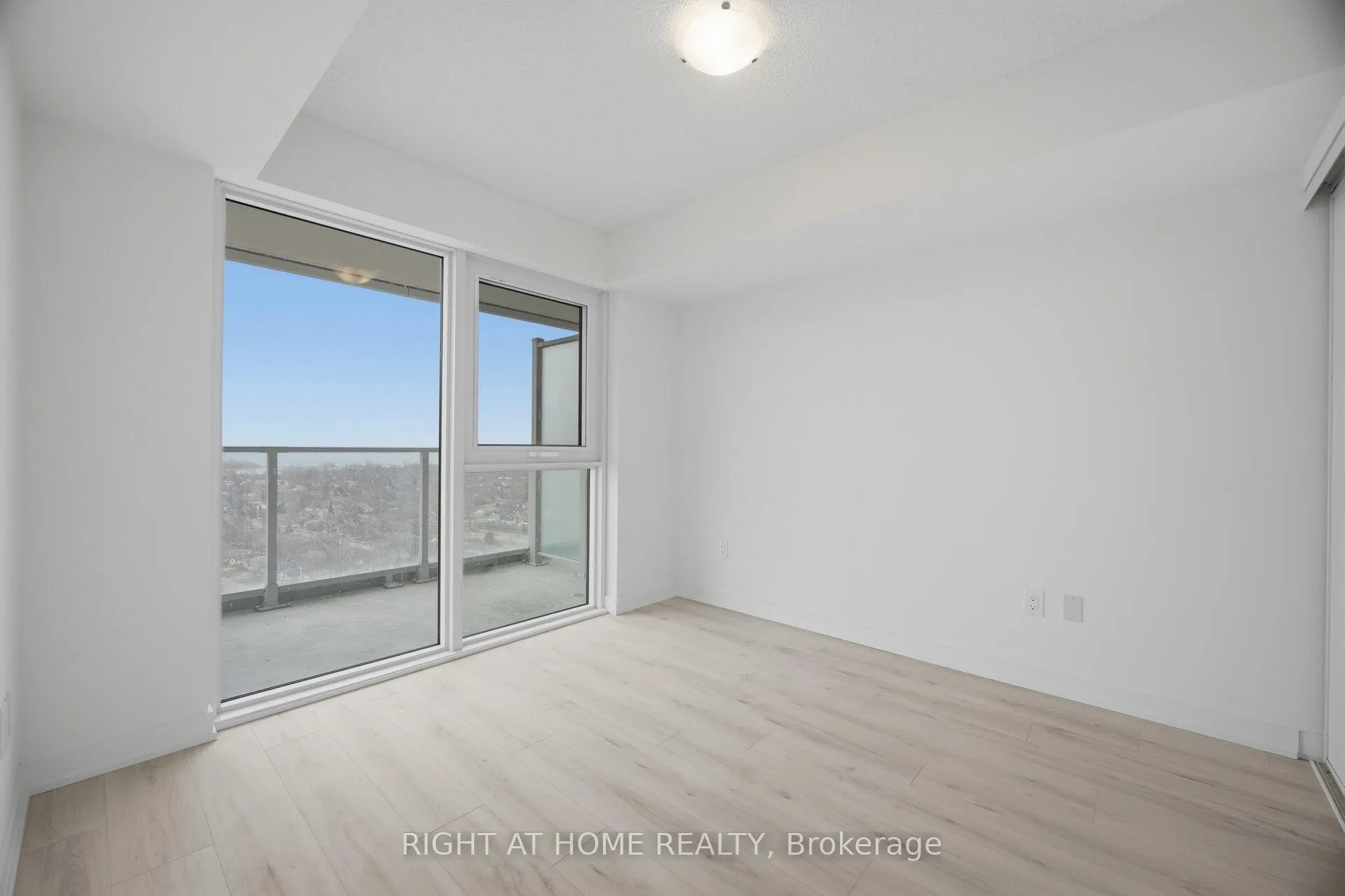 Photo 5 of Unit 2307, 1010 Sandy Beach Road, Pickering, Bay Ridges — HOMEH