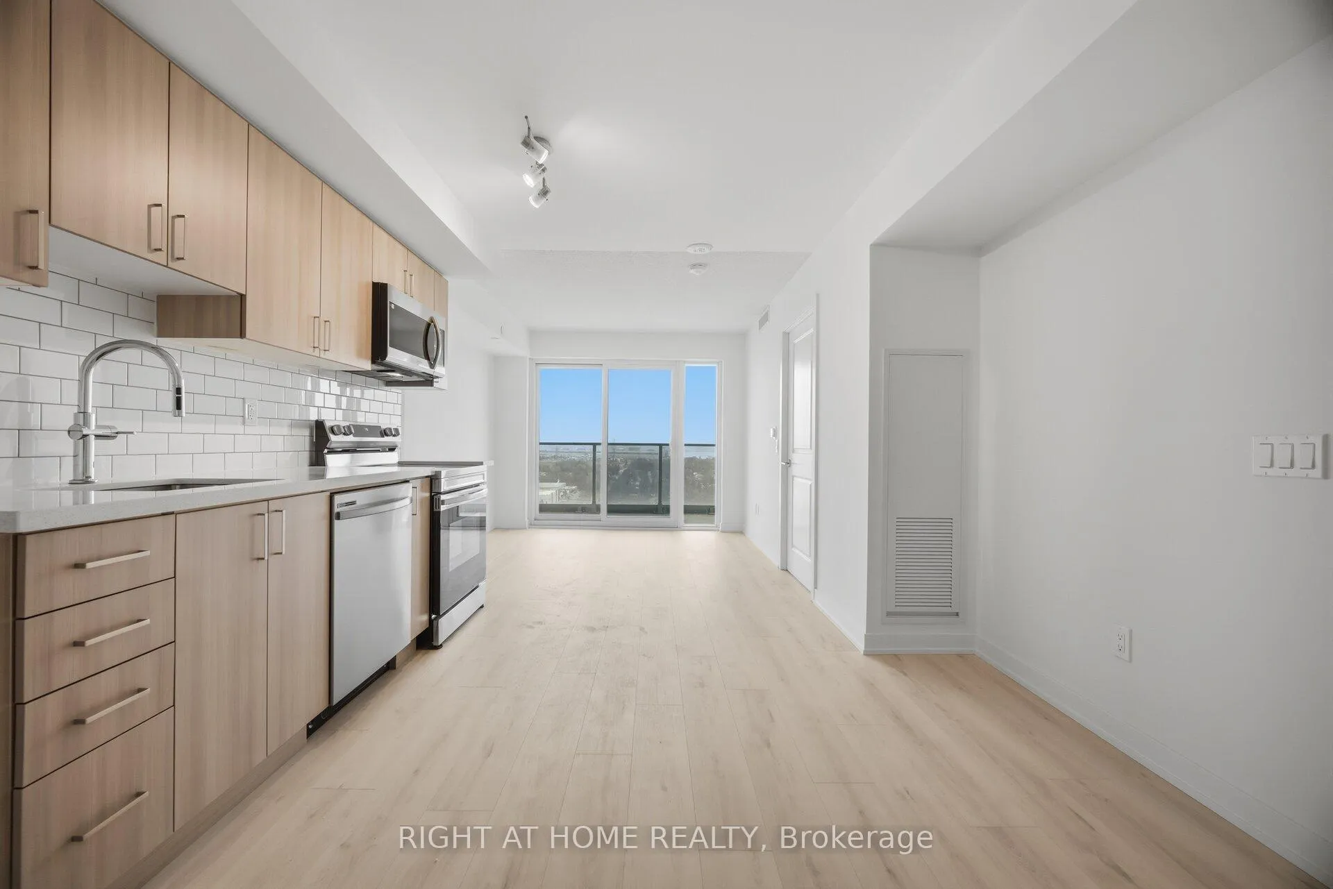 Photo 9 of Unit 2307, 1010 Sandy Beach Road, Pickering, Bay Ridges — HOMEH