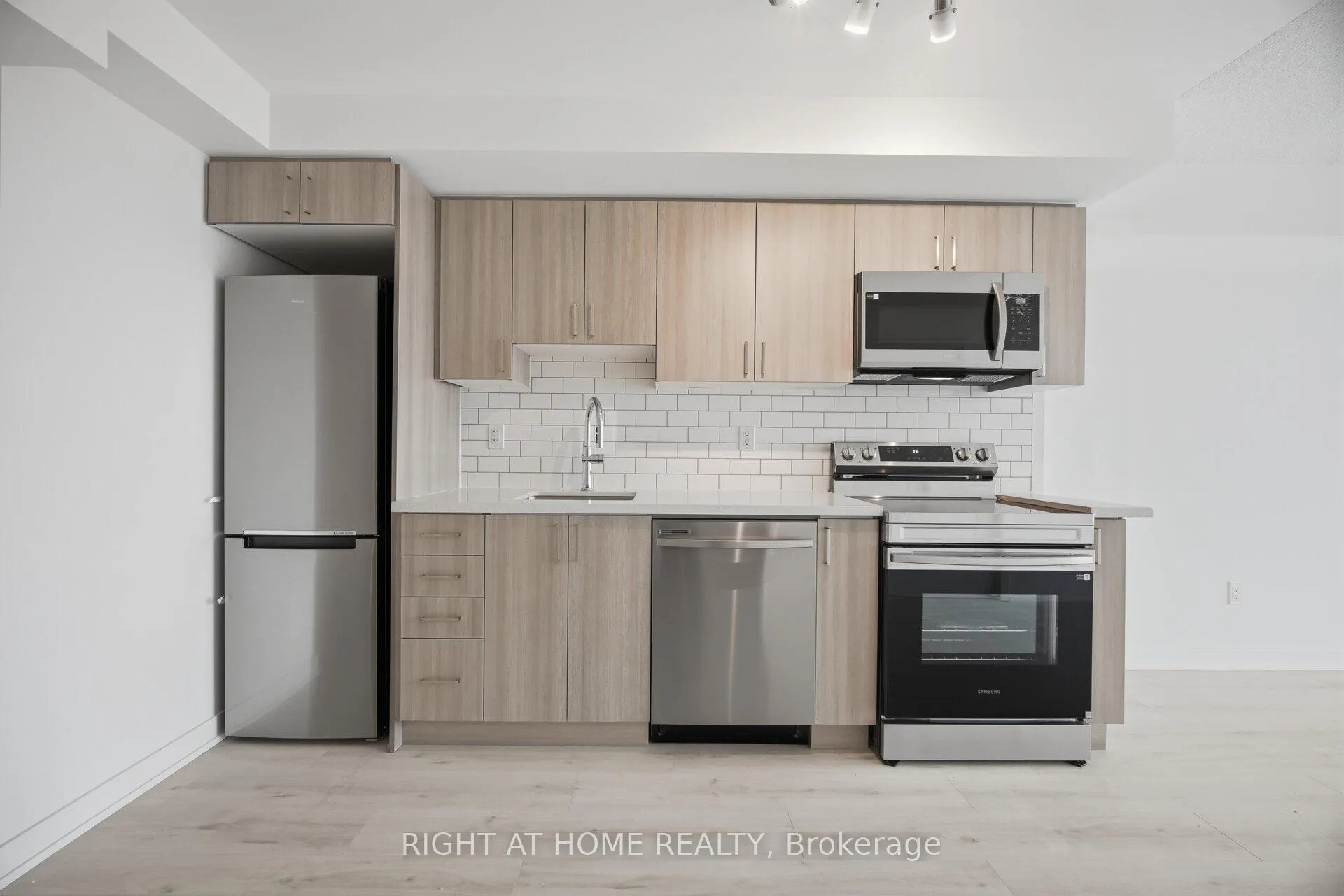 Photo 11 of Unit 2307, 1010 Sandy Beach Road, Pickering, Bay Ridges — HOMEH