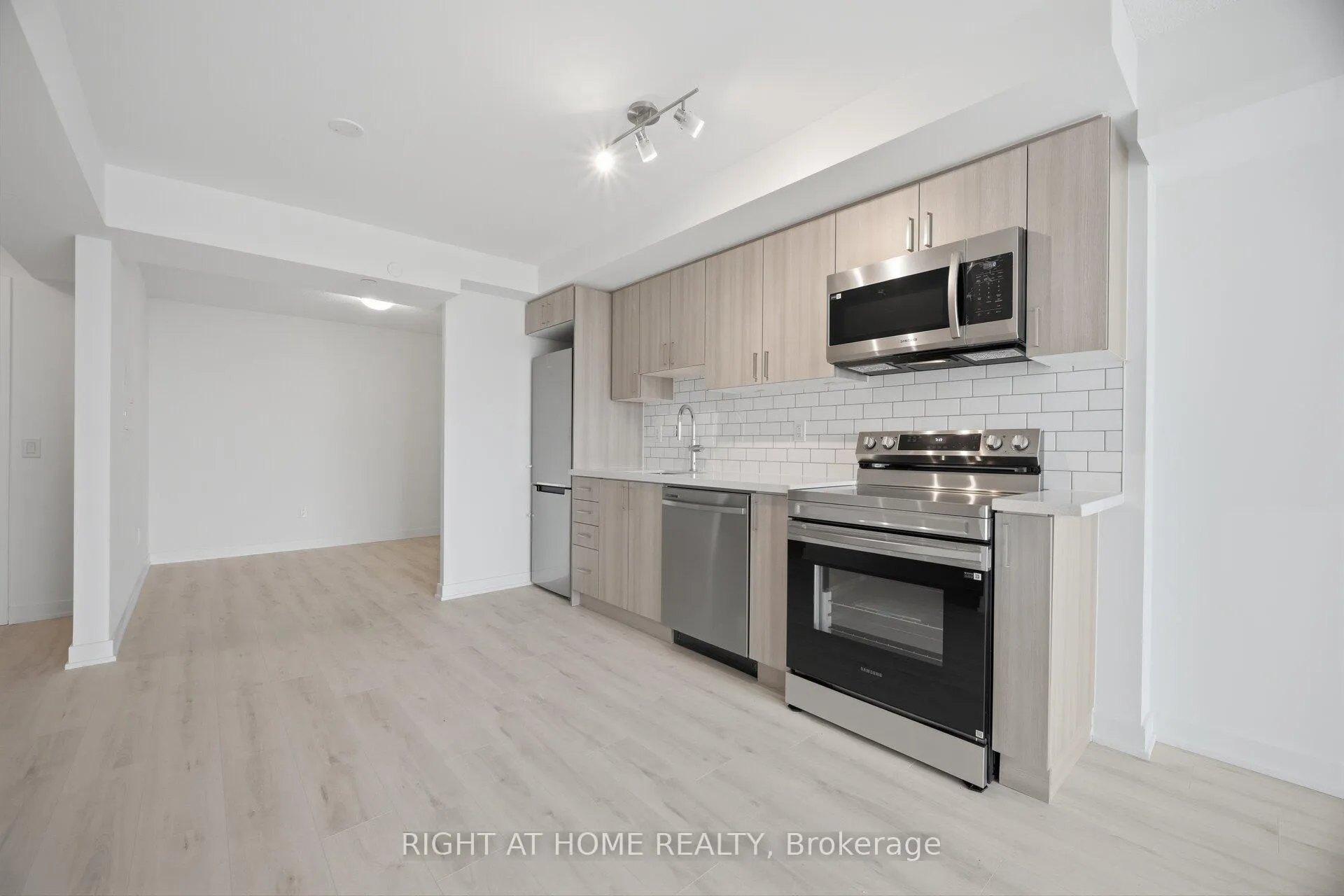 Photo 13 of Unit 2307, 1010 Sandy Beach Road, Pickering, Bay Ridges — HOMEH