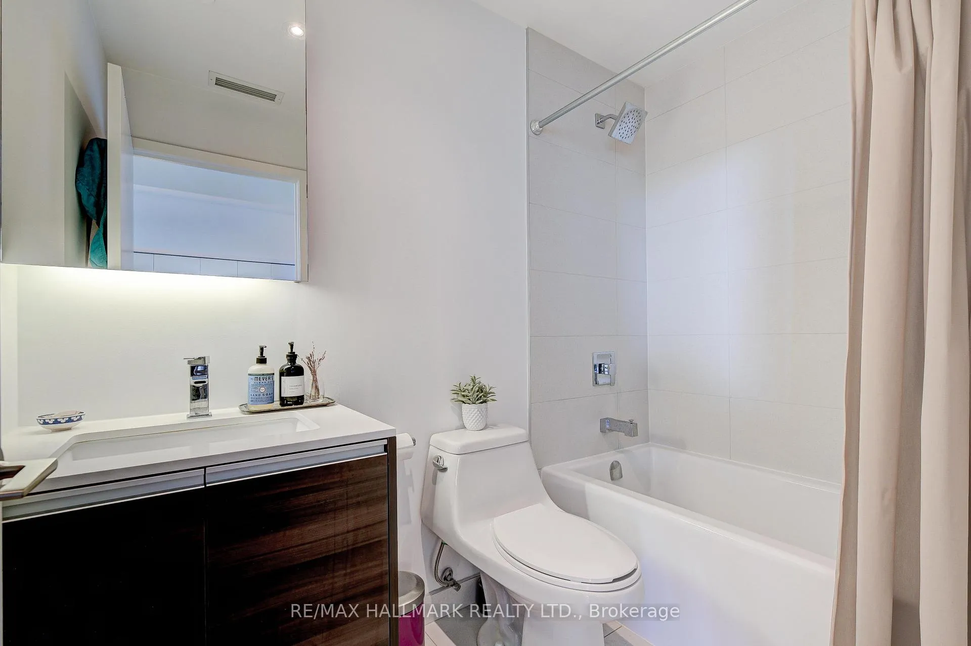 Photo 10 of Unit 813, 1238 Dundas Street E, Toronto, South Riverdale — HOMEH