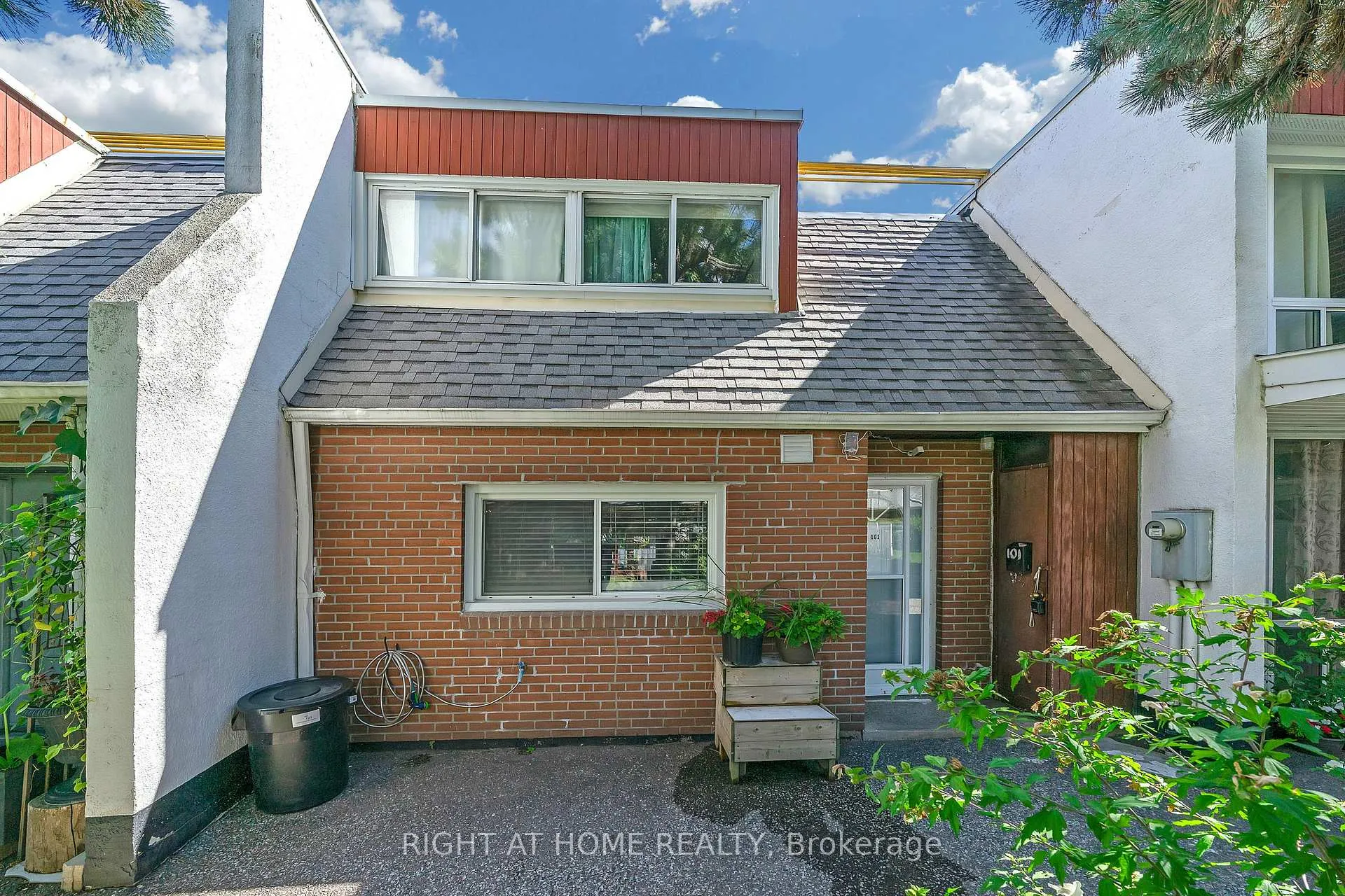Front of Unit 101, 2901 Jane Street