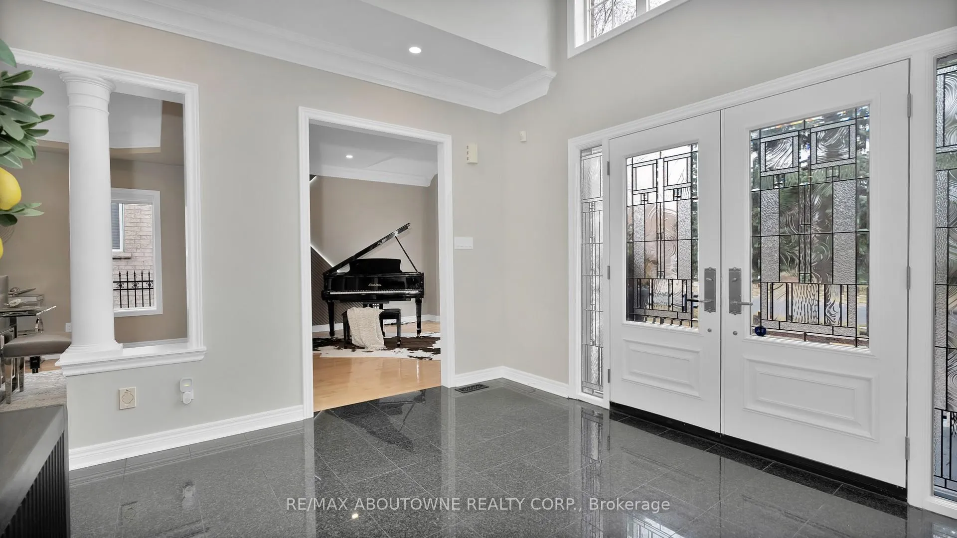 Photo 3 of 22 Siderno Crescent, Vaughan, East Woodbridge — HOMEH