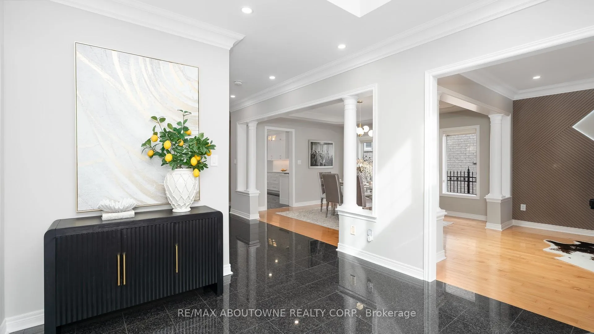 Photo 4 of 22 Siderno Crescent, Vaughan, East Woodbridge — HOMEH