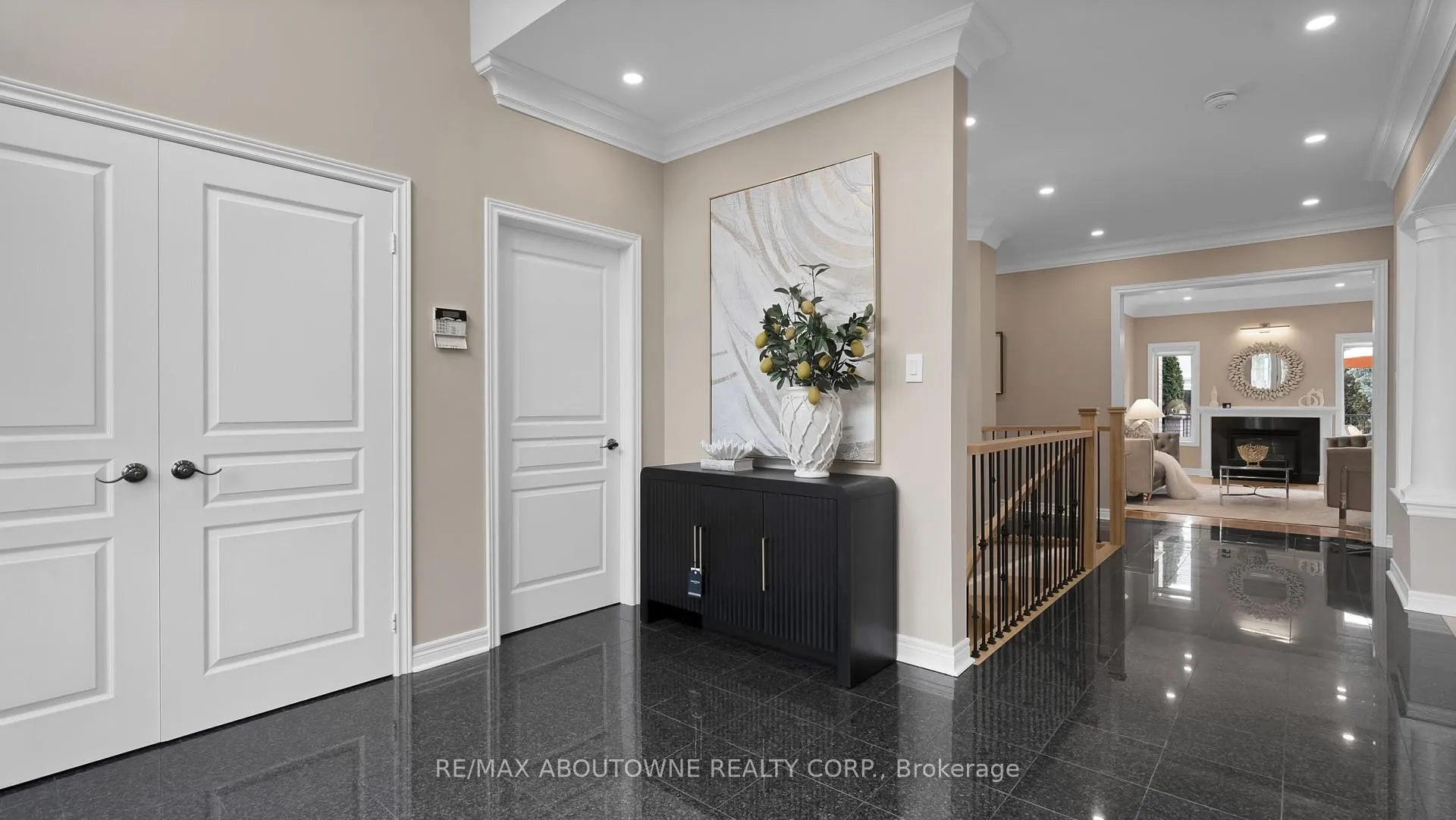 Photo 5 of 22 Siderno Crescent, Vaughan, East Woodbridge — HOMEH