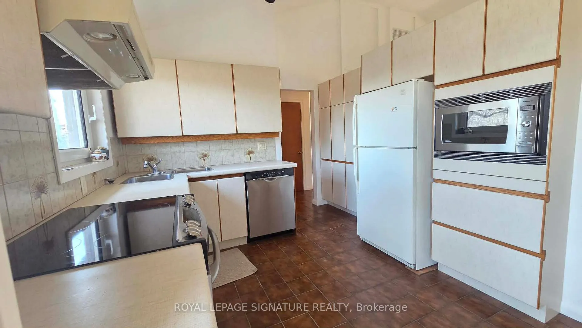 Photo 3 of Unit Mainfloor, 42 Jubilee Crescent, North York, Humberlea-Pelmo Park — HOMEH