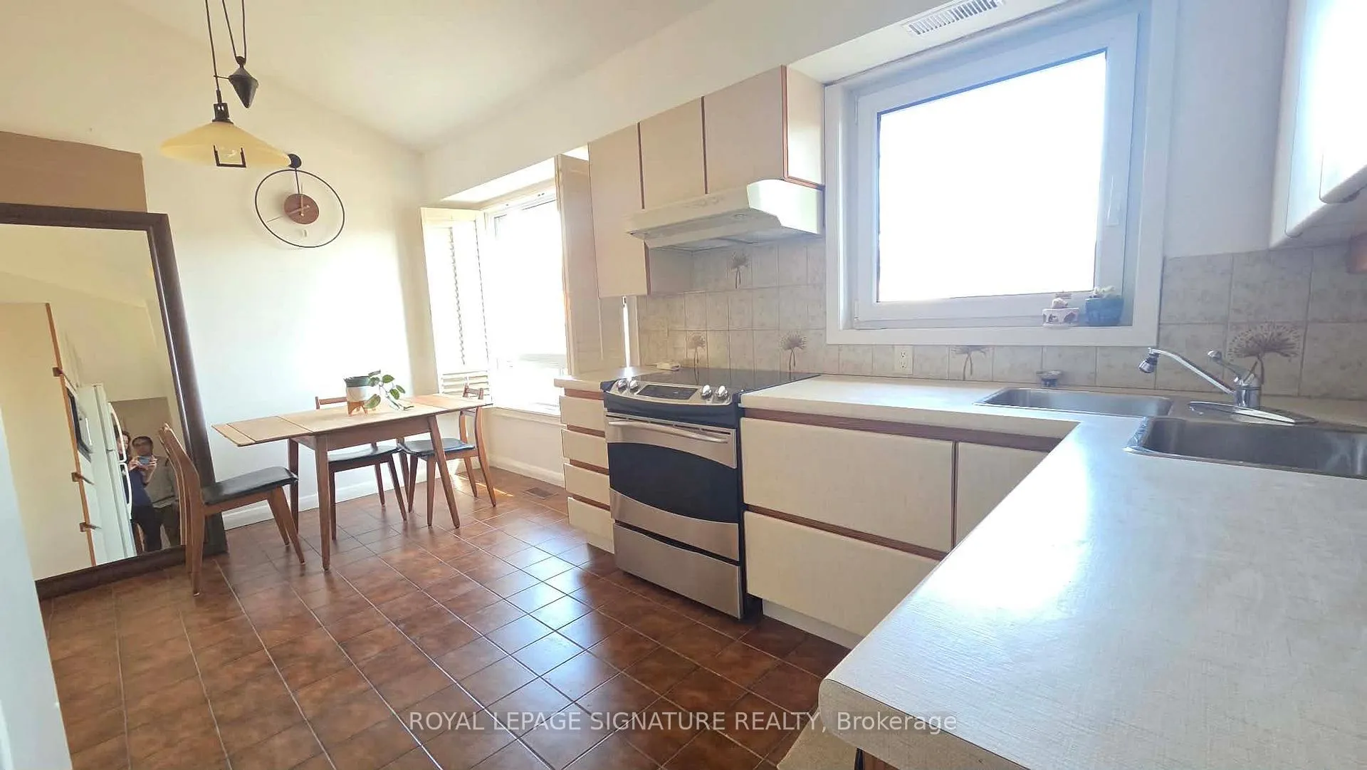 Photo 4 of Unit Mainfloor, 42 Jubilee Crescent, North York, Humberlea-Pelmo Park — HOMEH