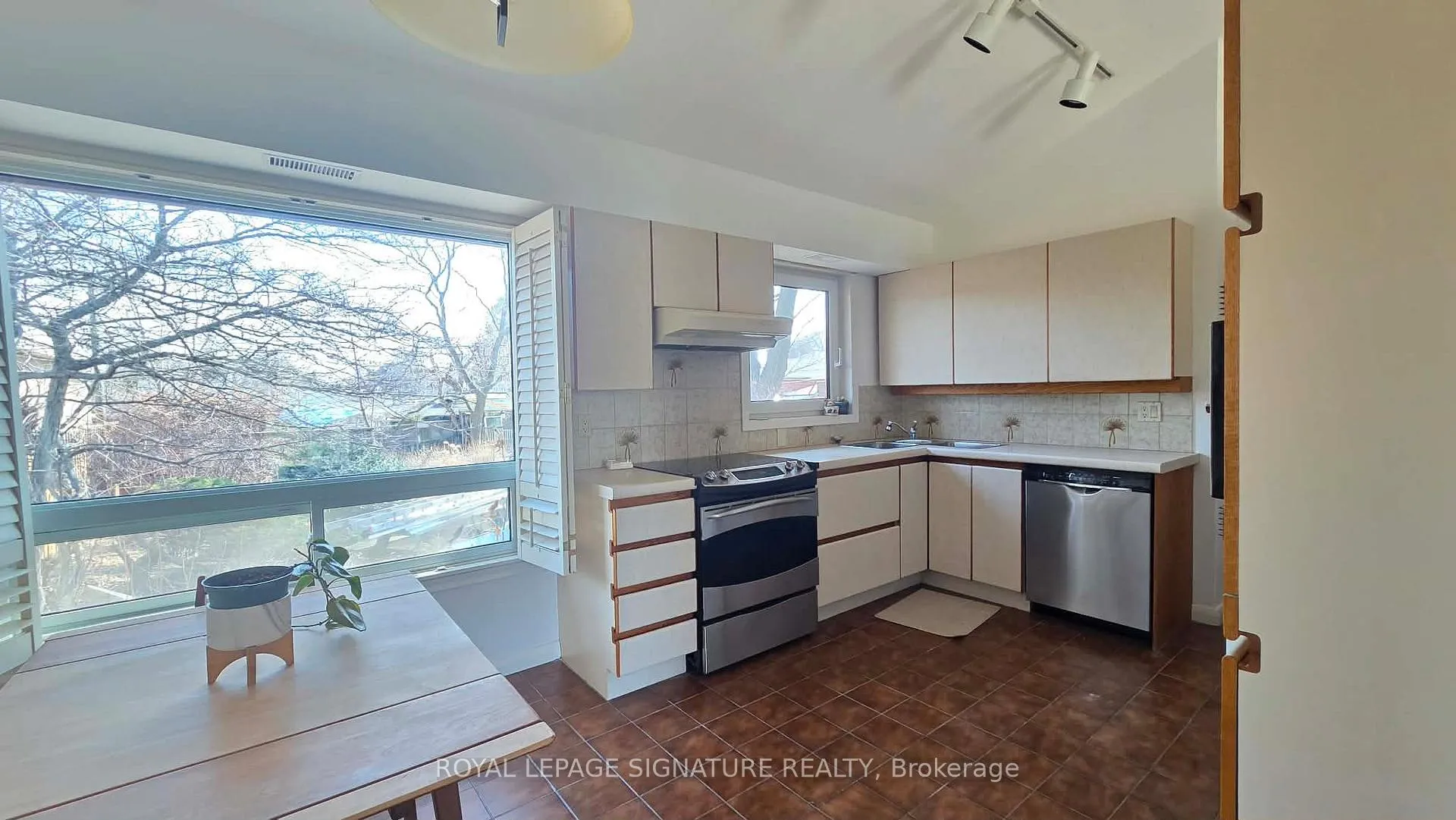 Photo 9 of Unit Mainfloor, 42 Jubilee Crescent, North York, Humberlea-Pelmo Park — HOMEH