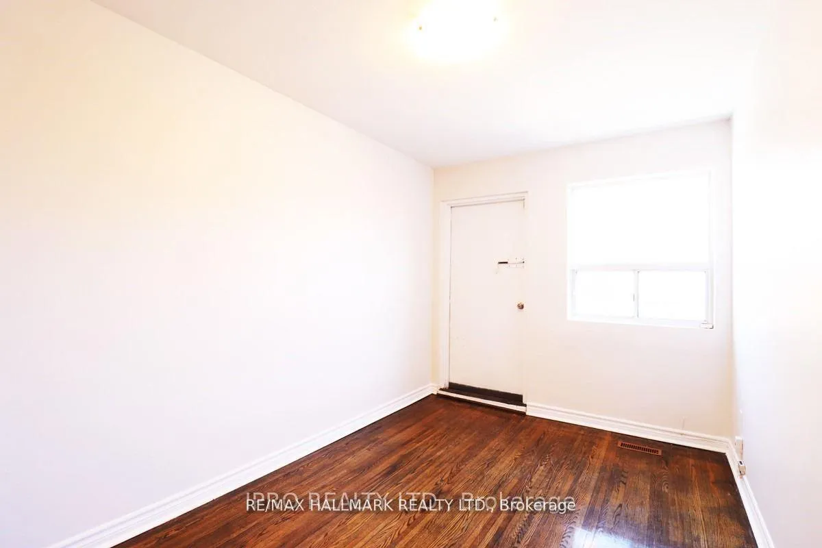 Photo 9 of 1237E Woodbine Avenue, Toronto, Woodbine-Lumsden — HOMEH
