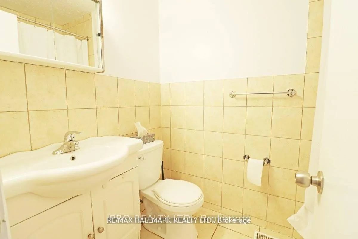 Photo 13 of 1237E Woodbine Avenue, Toronto, Woodbine-Lumsden — HOMEH