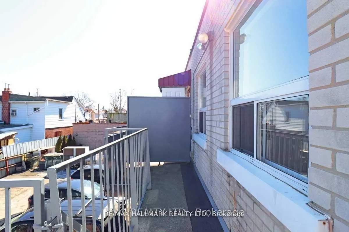 Photo 16 of 1237E Woodbine Avenue, Toronto, Woodbine-Lumsden — HOMEH