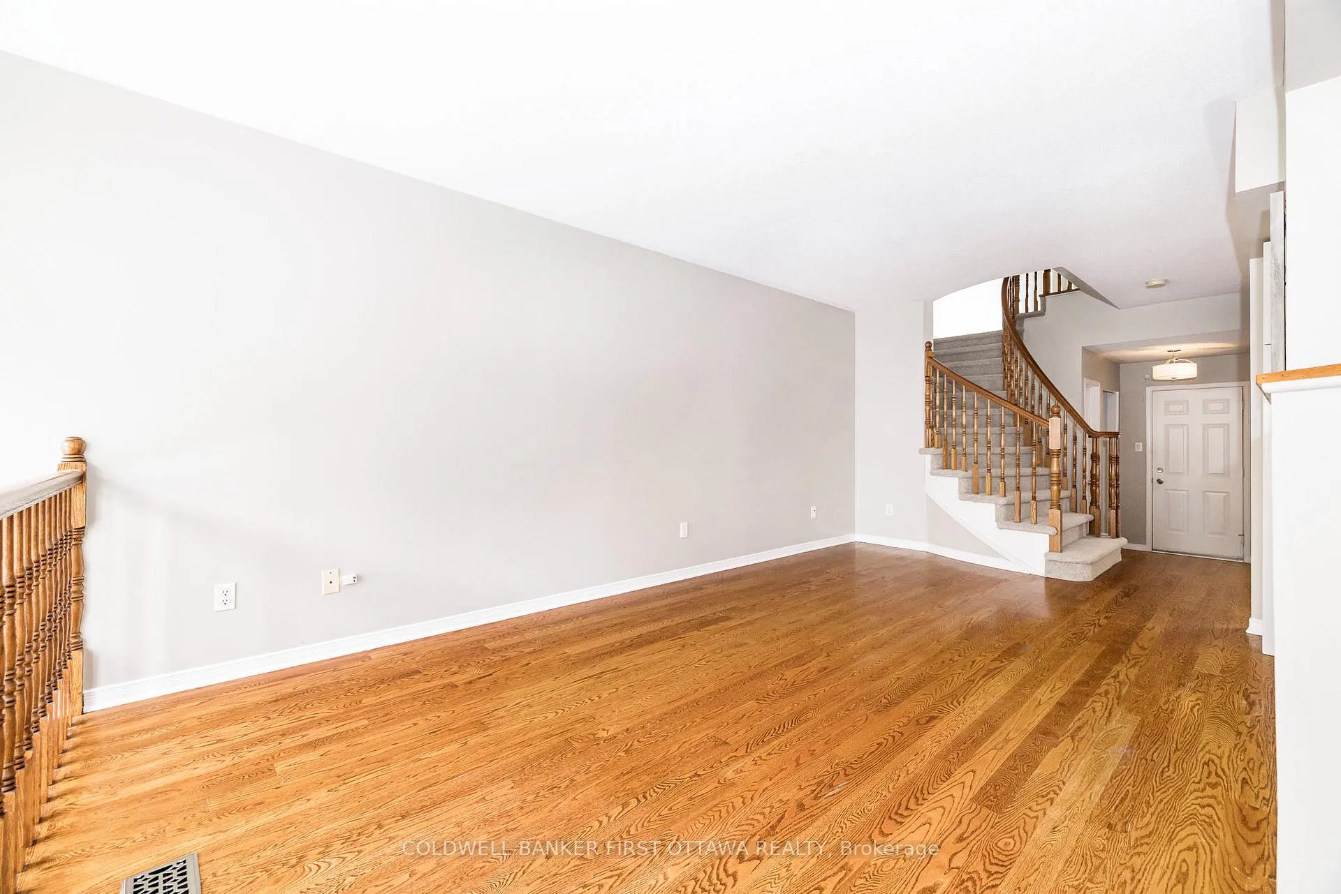 Photo 10 of 92 Deerfox Drive, Ottawa, Barrhaven - Longfields — HOMEH