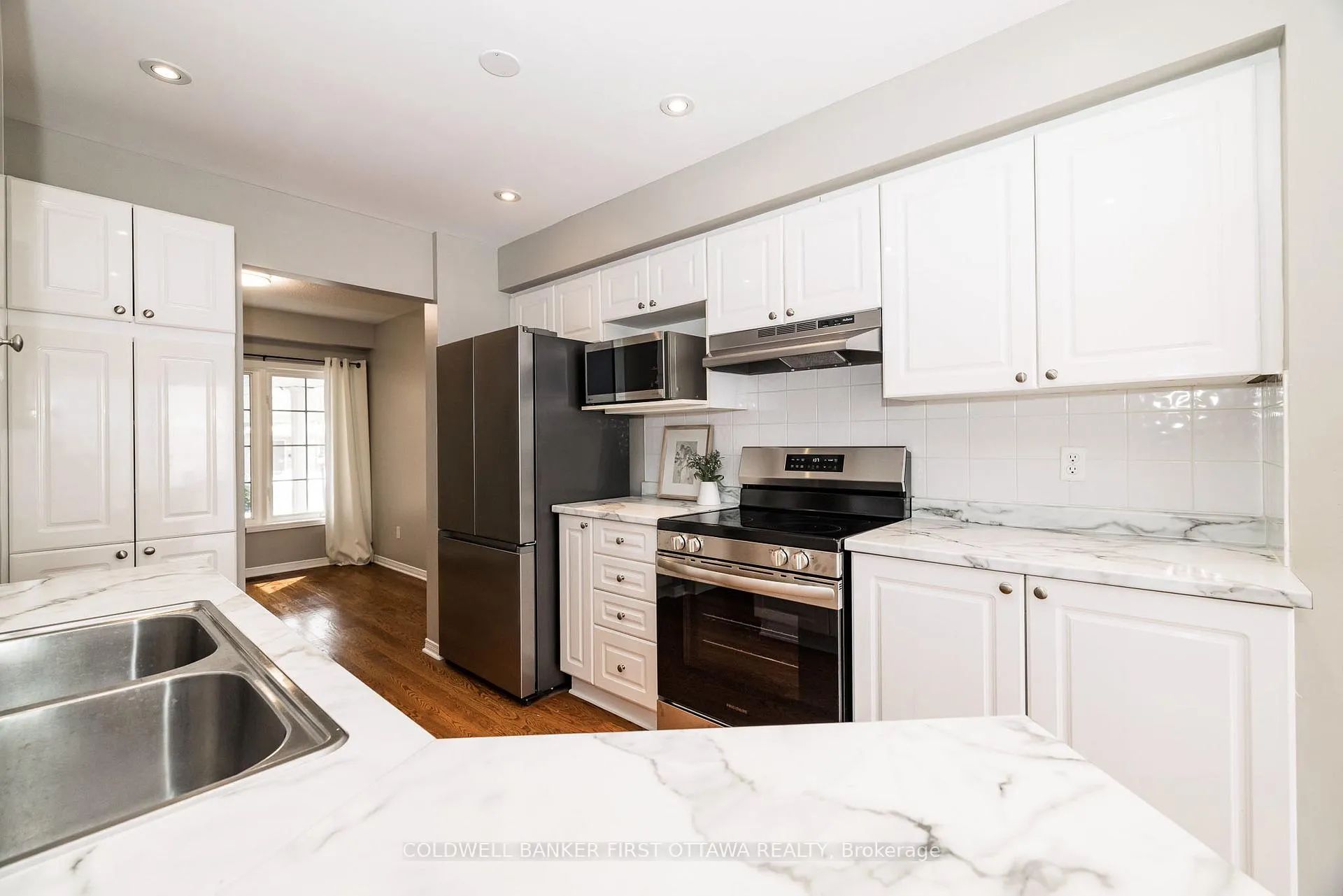 Photo 12 of 92 Deerfox Drive, Ottawa, Barrhaven - Longfields — HOMEH