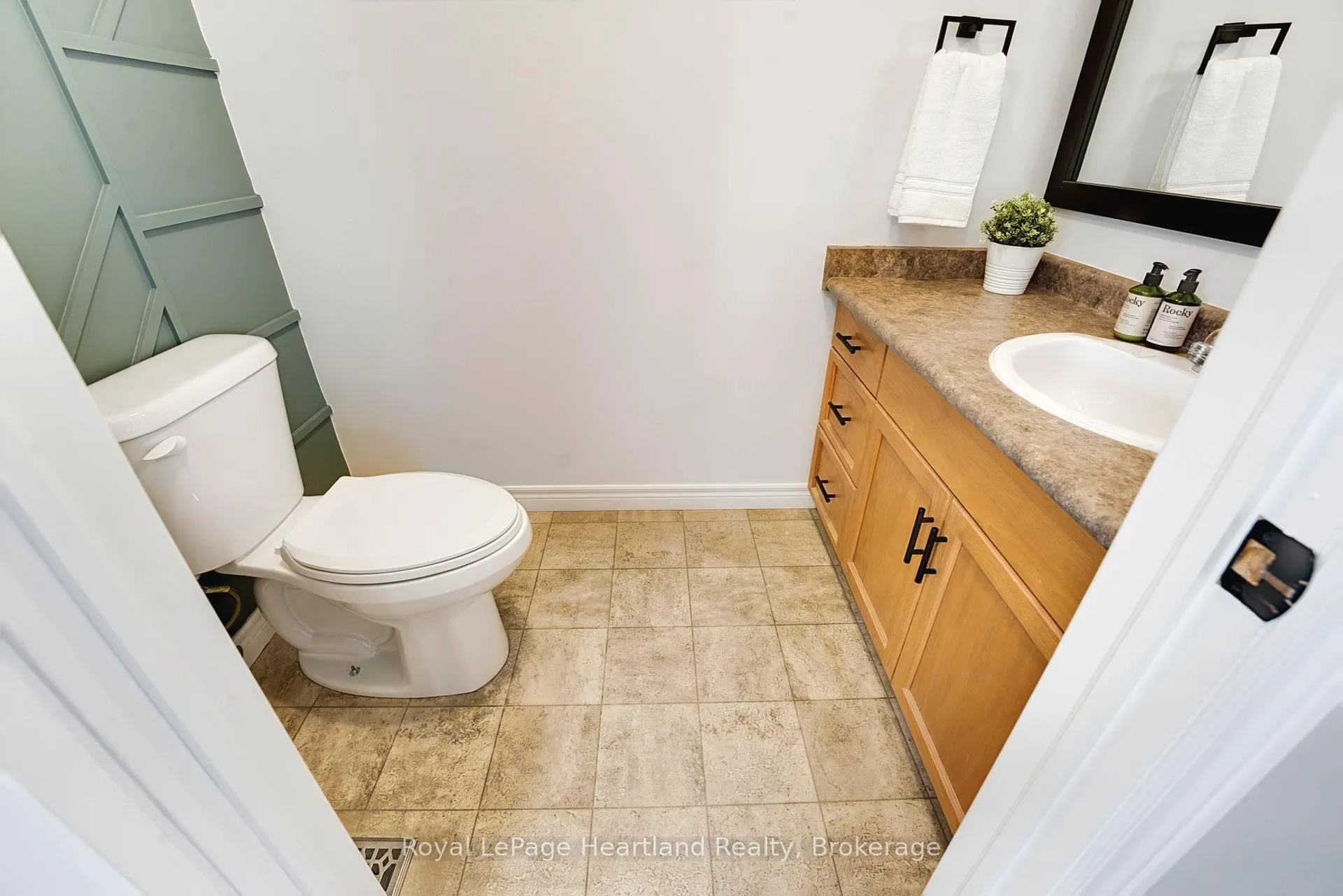 Photo 18 of 25 Lee Crescent, Goderich, Goderich (Town) — HOMEH