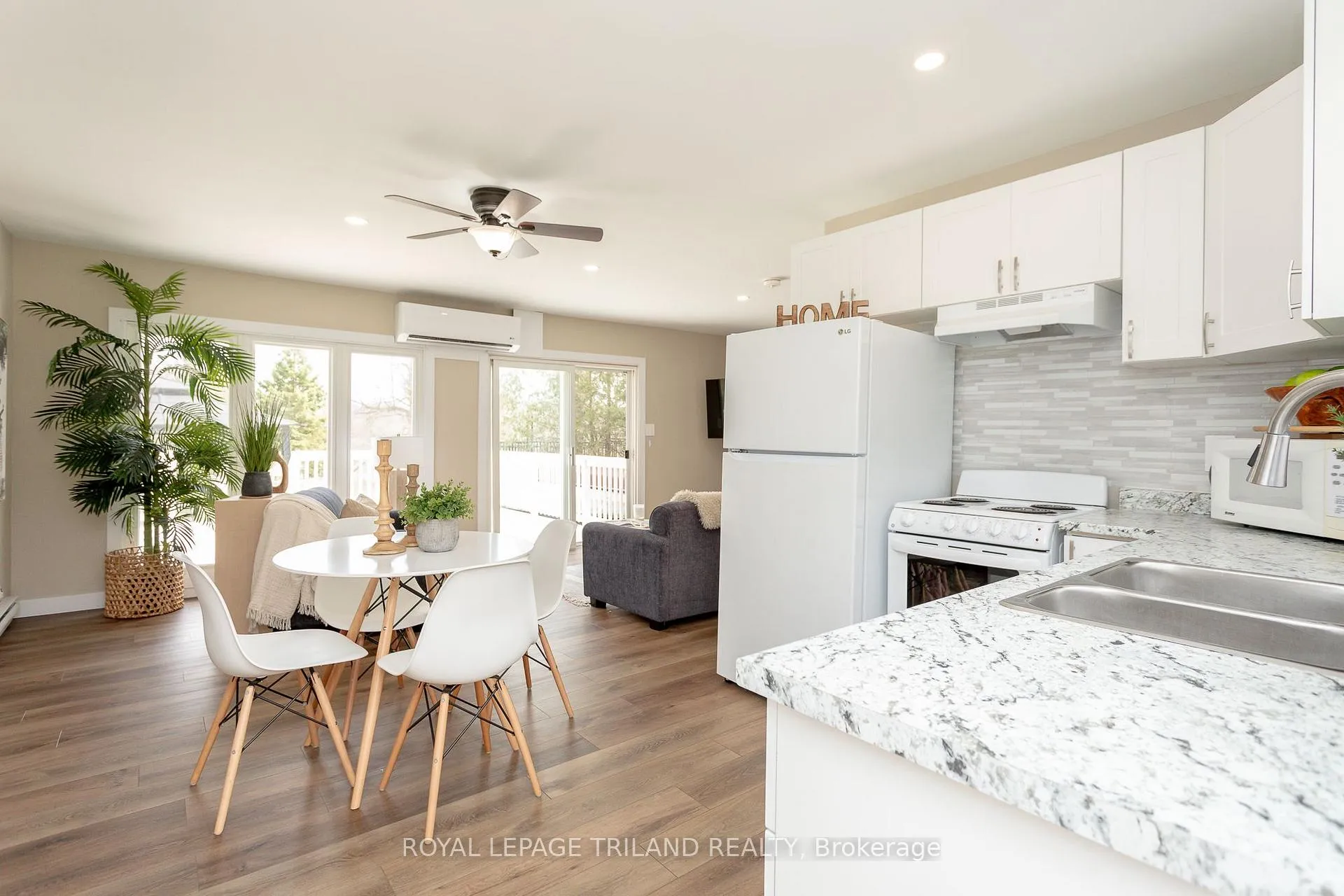 Photo 2 of 20927 Lakeside Drive, Thames Centre, Rural Thames Centre — HOMEH