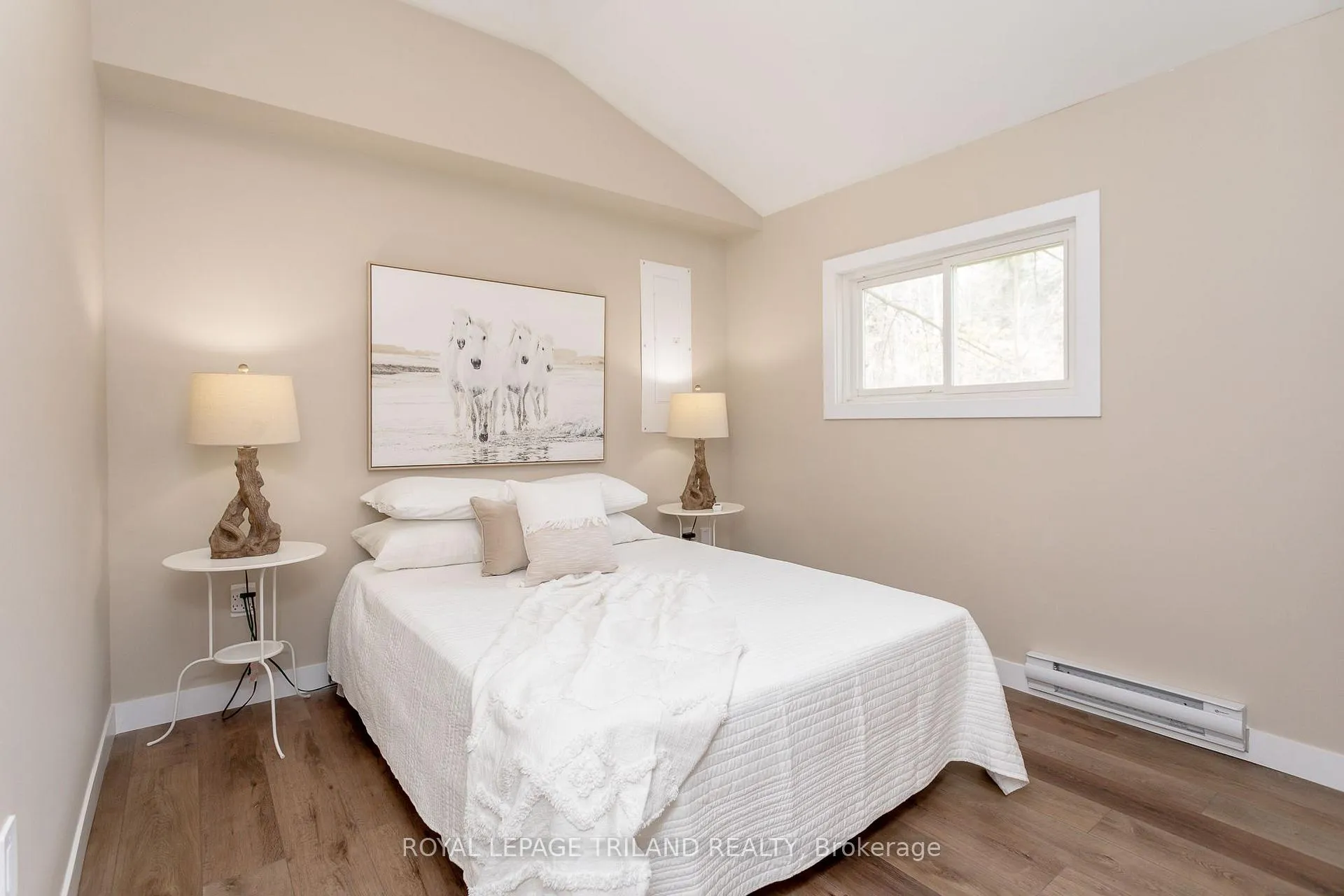 Photo 9 of 20927 Lakeside Drive, Thames Centre, Rural Thames Centre — HOMEH