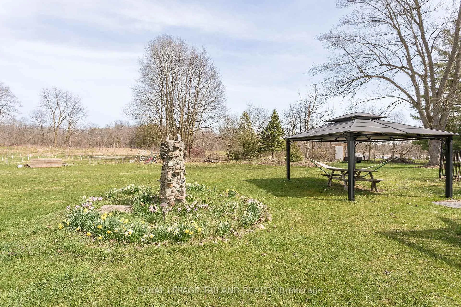 Photo 21 of 20927 Lakeside Drive, Thames Centre, Rural Thames Centre — HOMEH