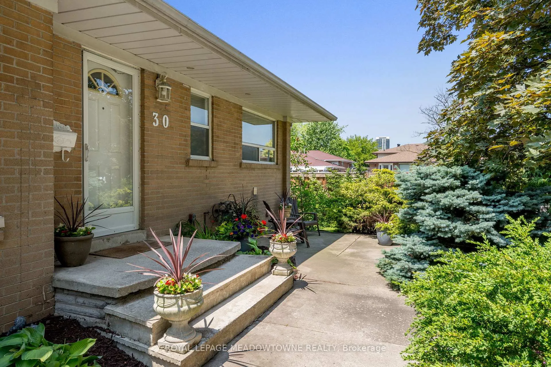 Photo 3 of 30 Lesbury Avenue, Brampton, Brampton East — HOMEH