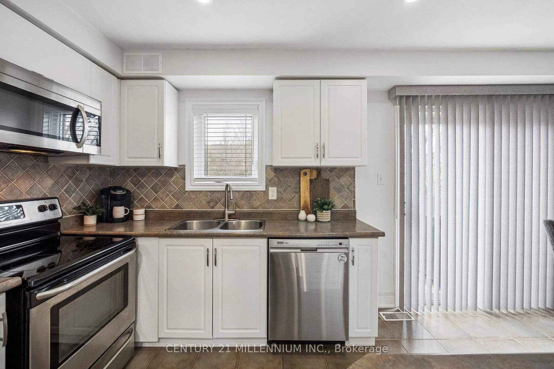 Photo 18 of 90 Baywell Crescent, Aurora, Bayview Wellington — HOMEH