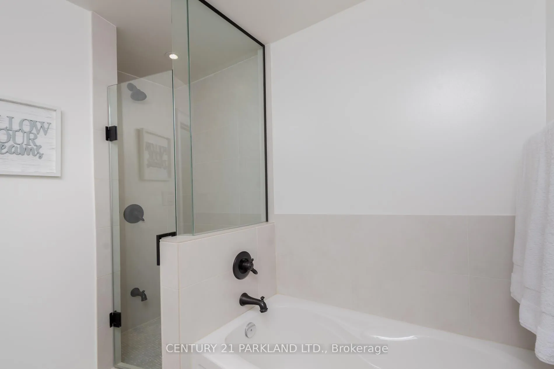 Photo 21 of 45 Deevale Road, North York, Downsview-Roding-CFB — HOMEH