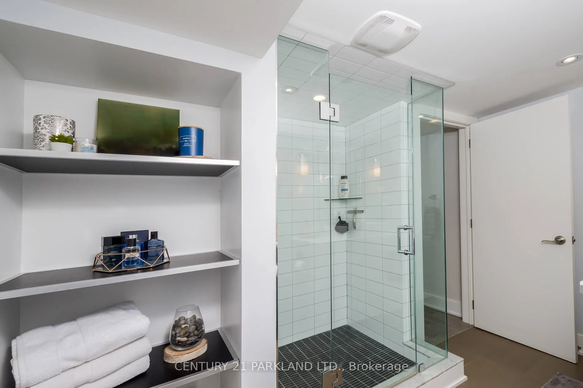 Photo 33 of 45 Deevale Road, North York, Downsview-Roding-CFB — HOMEH