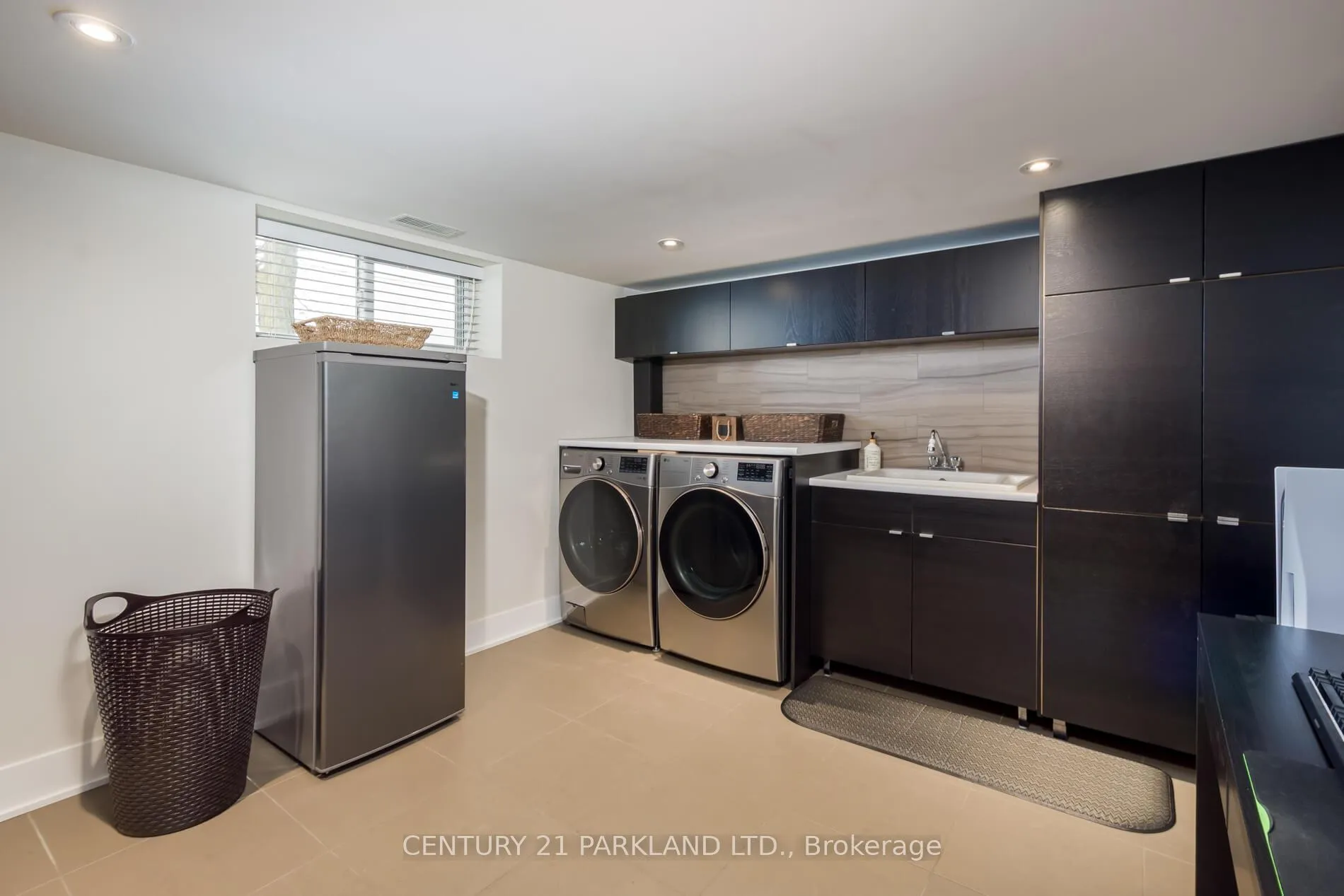 Photo 35 of 45 Deevale Road, North York, Downsview-Roding-CFB — HOMEH