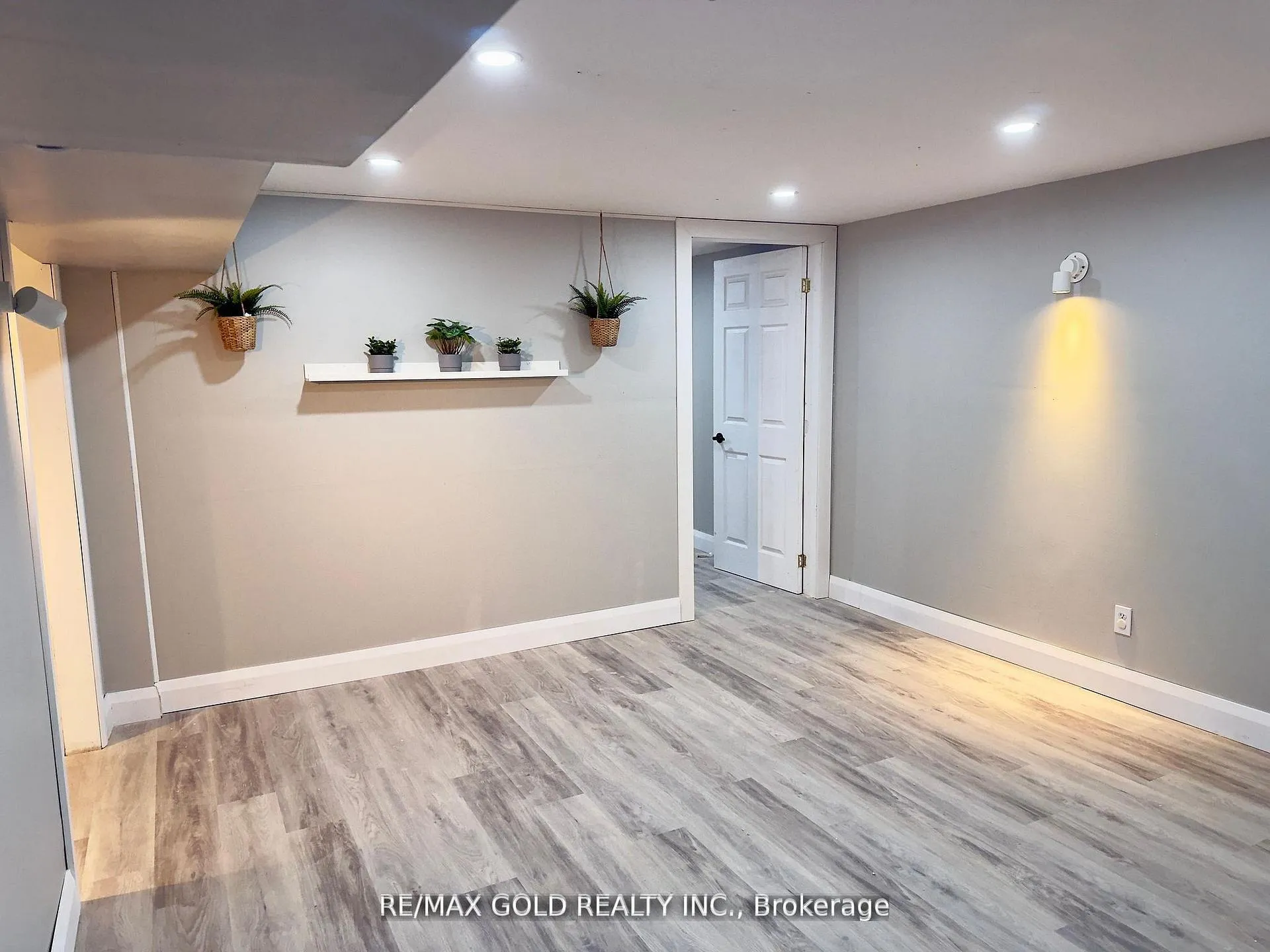 Photo 10 of Unit Lower, 156 Mooregate Crescent, Kitchener, Victoria Hills — HOMEH