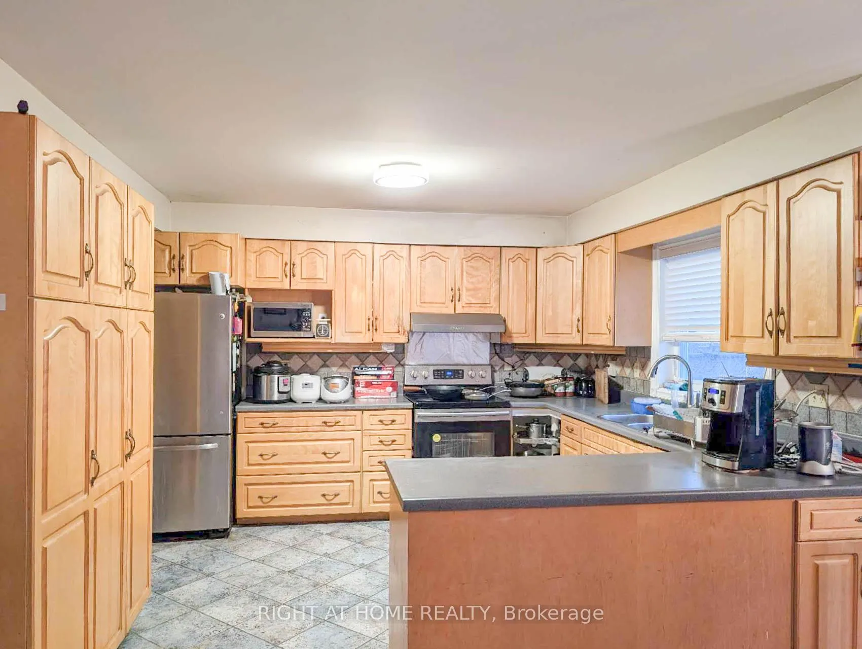 Photo 8 of 64 Springfield Boulevard, Hamilton, Ancaster — HOMEH