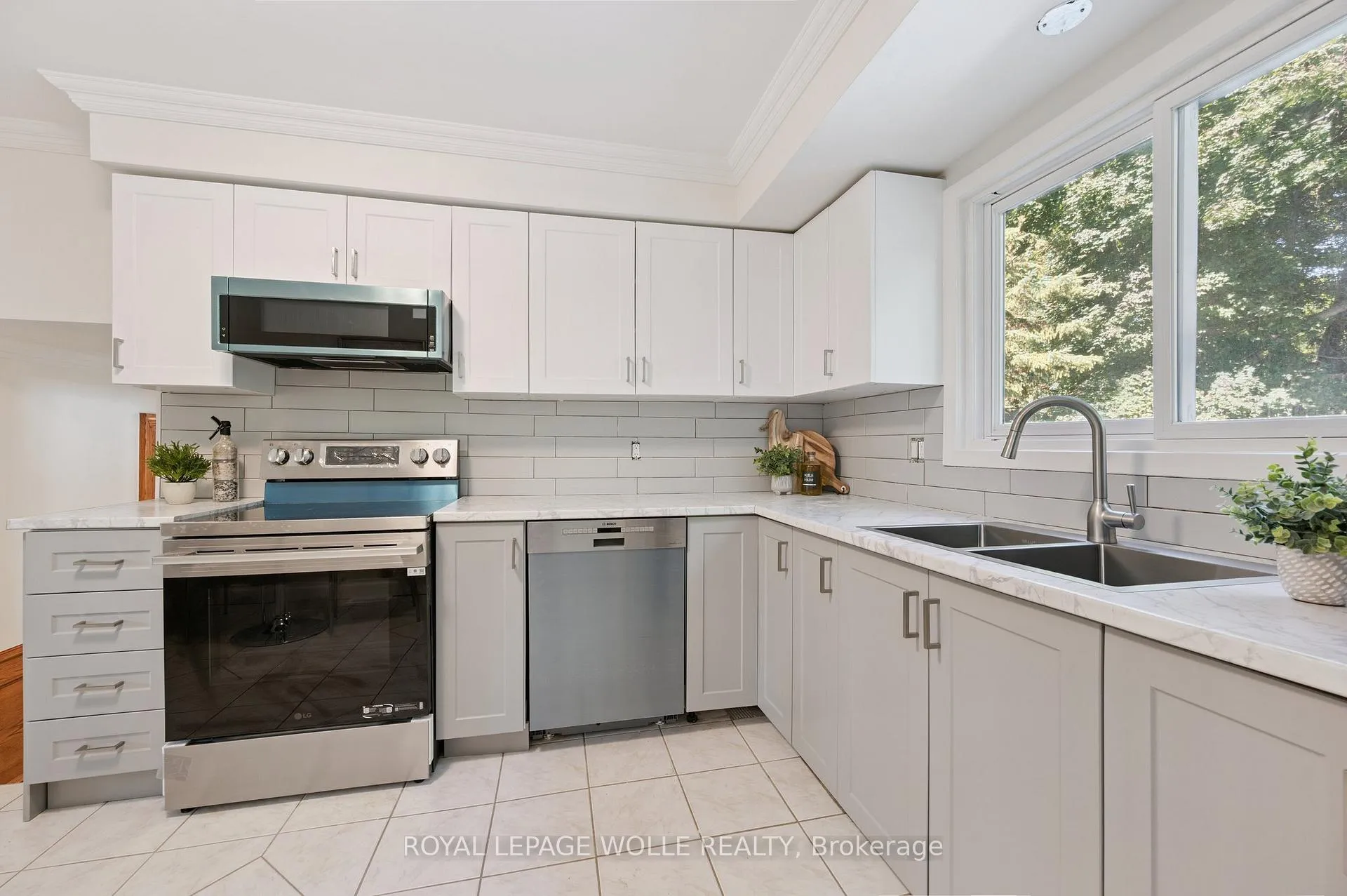 Photo 12 of 544 Glen Manor Boulevard, Waterloo — HOMEH
