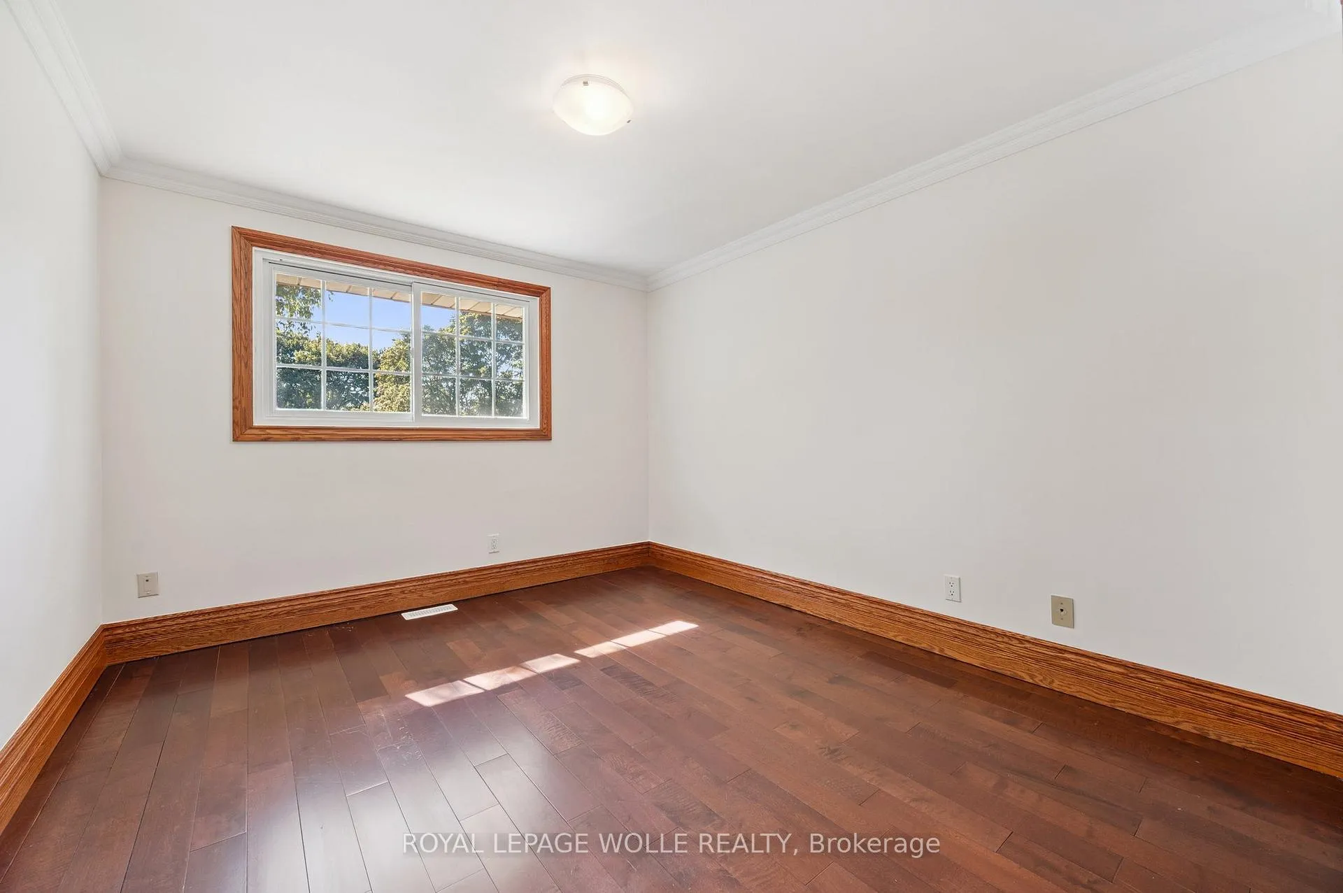 Photo 23 of 544 Glen Manor Boulevard, Waterloo — HOMEH